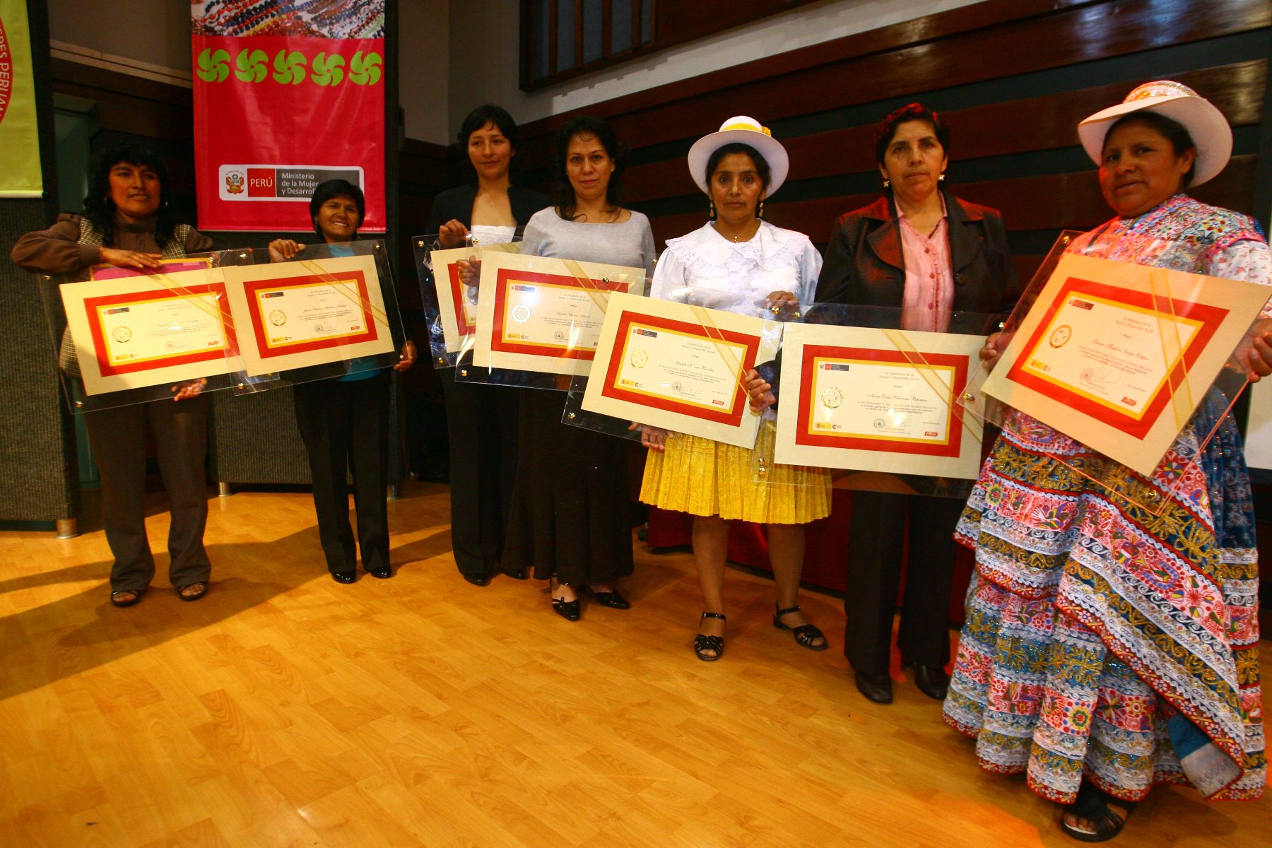 Ganadoras del concurso "Reconocimiento Sello Hecho por Mujeres Peruanas”, en Jesús María. ANDINA/Foto César García.