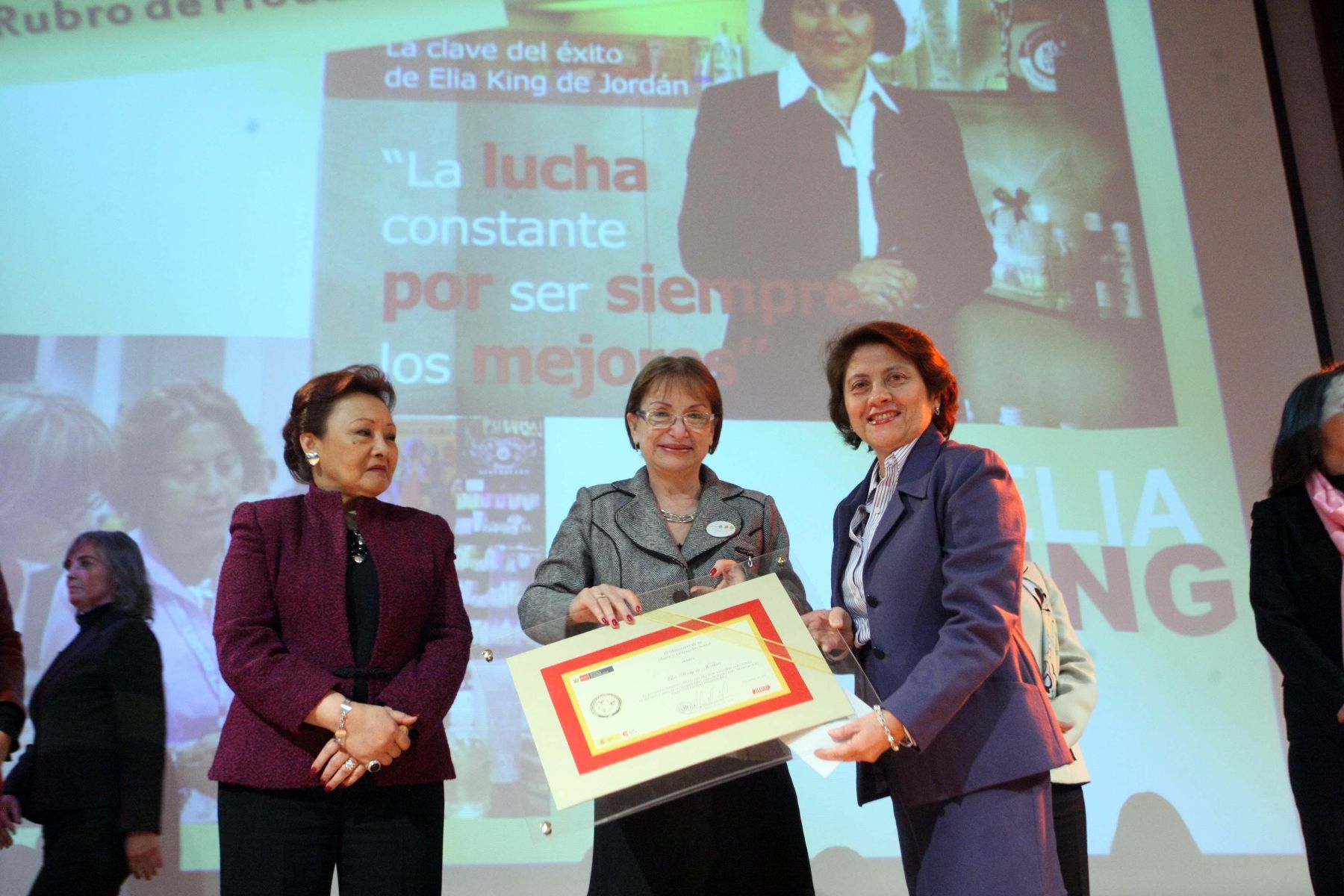 Ministra Borra y ganadoras del concurso "Reconocimiento Sello Hecho por Mujeres Peruanas”, en Jesús María. Foto: ANDINA/César García.