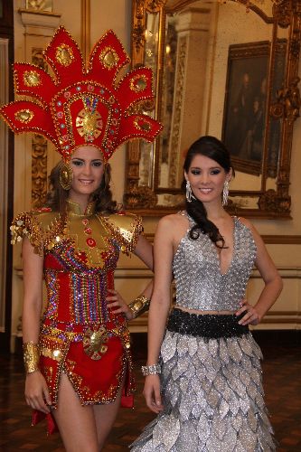 Laura Spoya Solano, Miss International Perú 2010, y Silvana Vásquez Monier, Miss Earth Perú 2010, lucirán en China y Vietnam vestido de princesa inca y reciclado con cintas de cassette respectivamente.