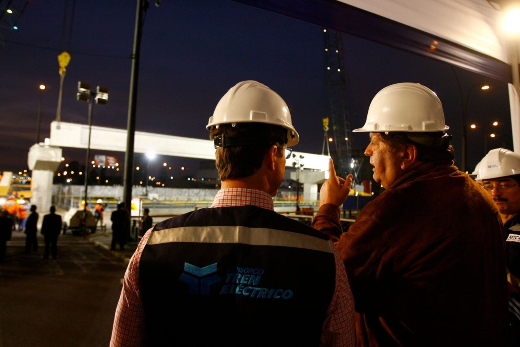 Presidente de la República Alan García inspecciona la instalación de cuatro vigas del tren elèctrico sobre el cruce de las avenidas Aviación y Javier Prado.Foto: Sepres