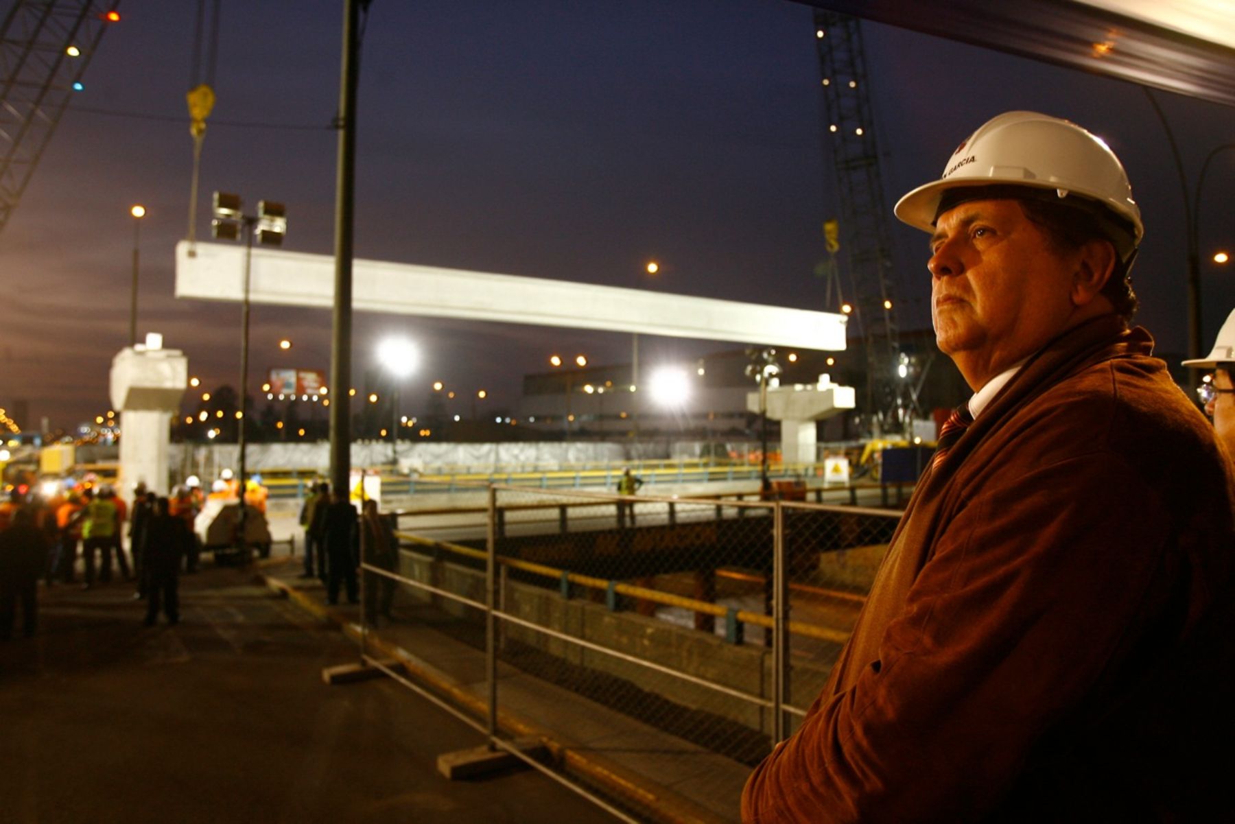 Jefe del Estado, Alan García declara a la prensa luego de supervisar obras del Tren Eléctrico en San Borja. Fotos:  Sepres