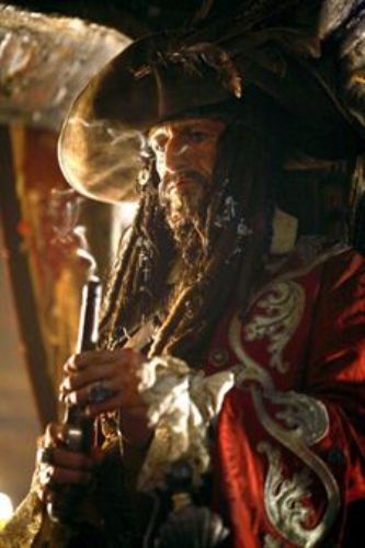 El mítico guitarrista de Rolling Stone, Keith Richards, inspiró a Johnny Depp para construir su personaje como el capitán Sparrow. De allí la idea de invitar a Richards como su padre en Piratas del Caribe. Foto: Disney.