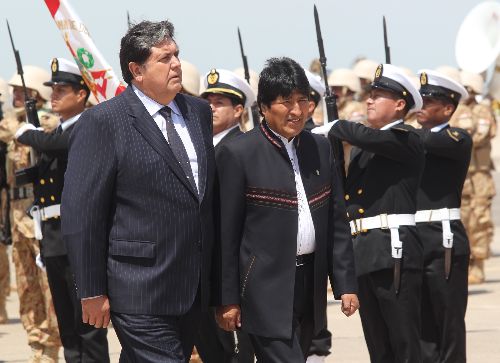 El presidente de la República, Alan García Pérez, recibió hoy a su homólogo de Bolivia, Evo Morales, en el aeropuerto de la ciudad de Ilo, Moquegua. Foto: ANDINA/Rubén Grández