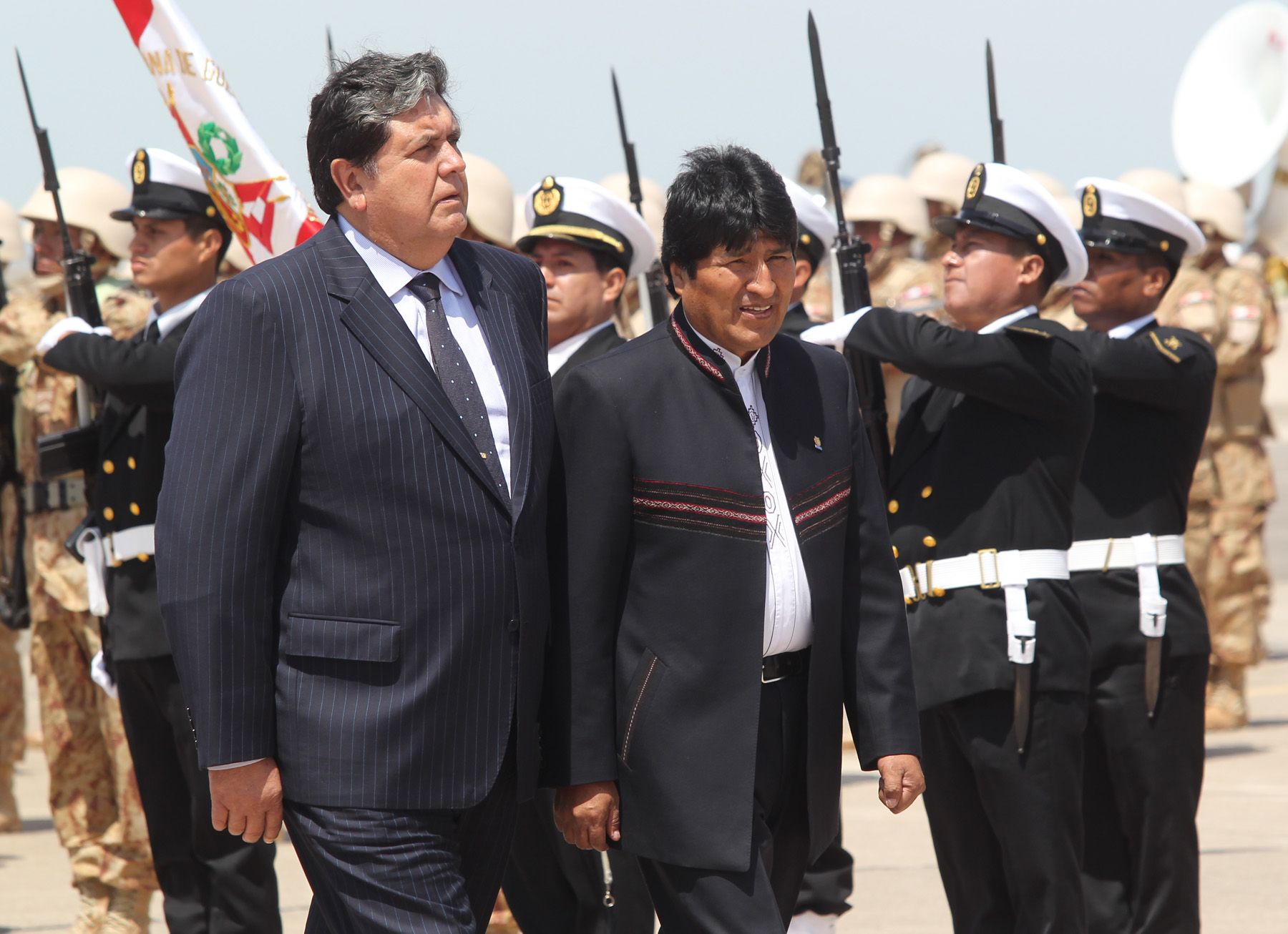 El presidente de la República, Alan García Pérez, recibió hoy a su homólogo de Bolivia, Evo Morales, en el aeropuerto de la ciudad de Ilo, Moquegua. Foto: ANDINA/Rubén Grández