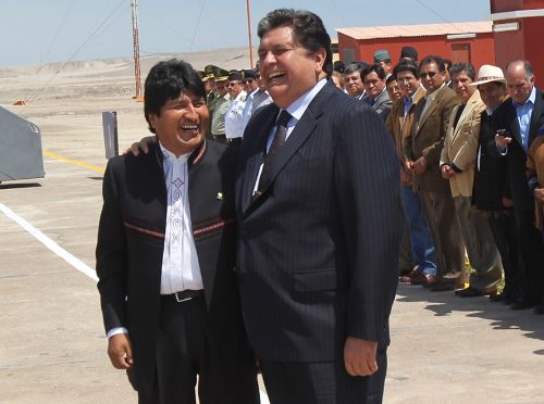 El Presidente de la República, Alan García Pérez, recibió hoy a su homólogo de Bolivia, Evo Morales, en el aeropuerto de la ciudad de Ilo, Moquegua. Foto: ANDINA/Rubén Grández.