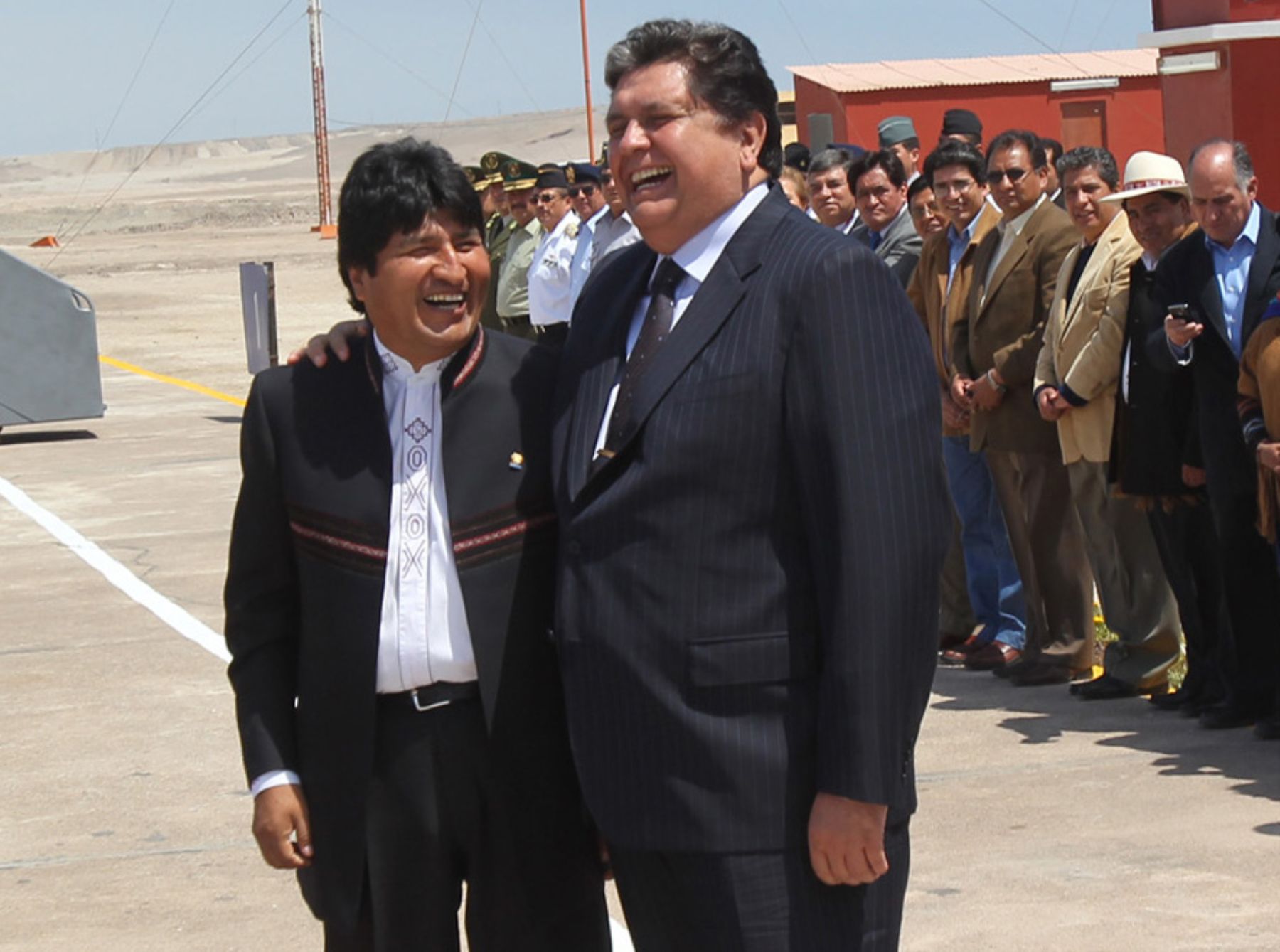 El presidente de la República, Alan García Pérez, recibió hoy a su homólogo de Bolivia, Evo Morales, en el aeropuerto de la ciudad de Ilo, Moquegua. Foto: ANDINA/Rubén Grández