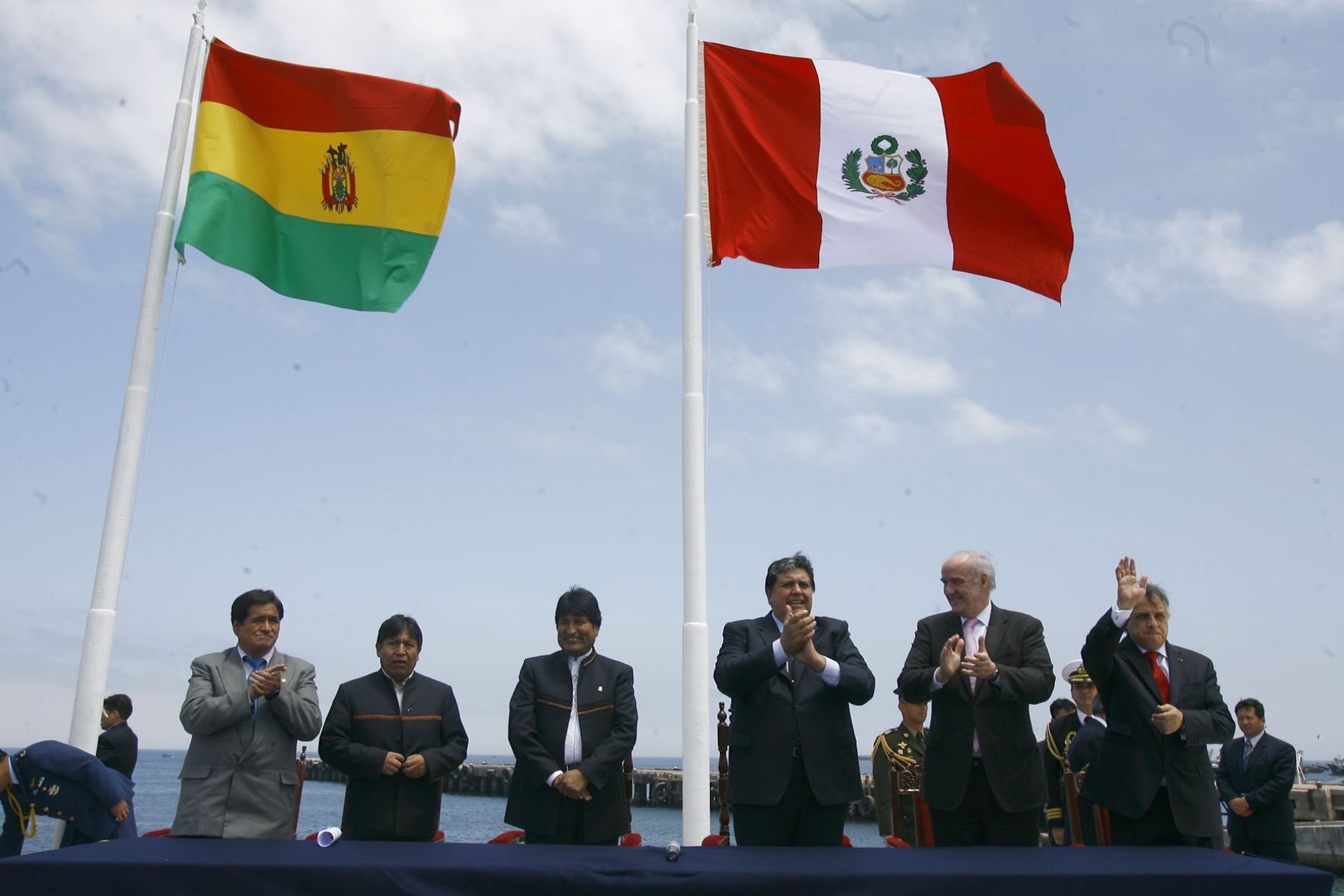 El presidente de la República, Alan García Pérez, recibió hoy a su homólogo de Bolivia, Evo Morales, en el aeropuerto de la ciudad de Ilo, Moquegua. Foto: Sepres.