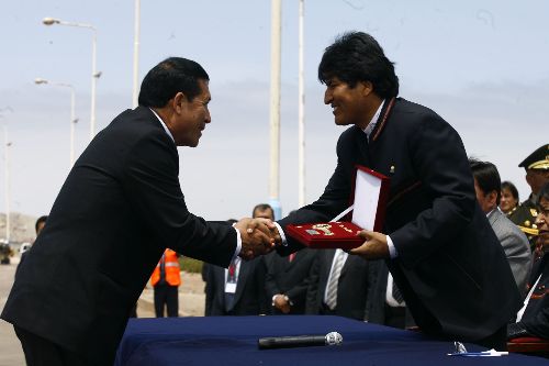 El jefe de Estado de Bolivia, Evo Morales, fue distinguido esta mañana en la ciudad de Ilo, en el marco de su visita oficial. Foto: Sepres.