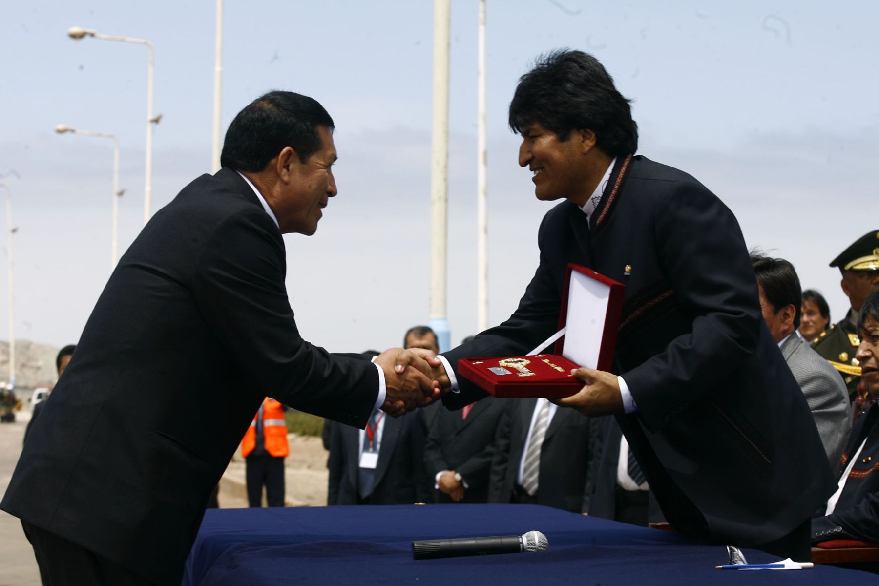 El jefe de Estado de Bolivia, Evo Morales, fue distinguido esta mañana en la ciudad de Ilo, en el marco de su visita oficial. Foto: Sepres.