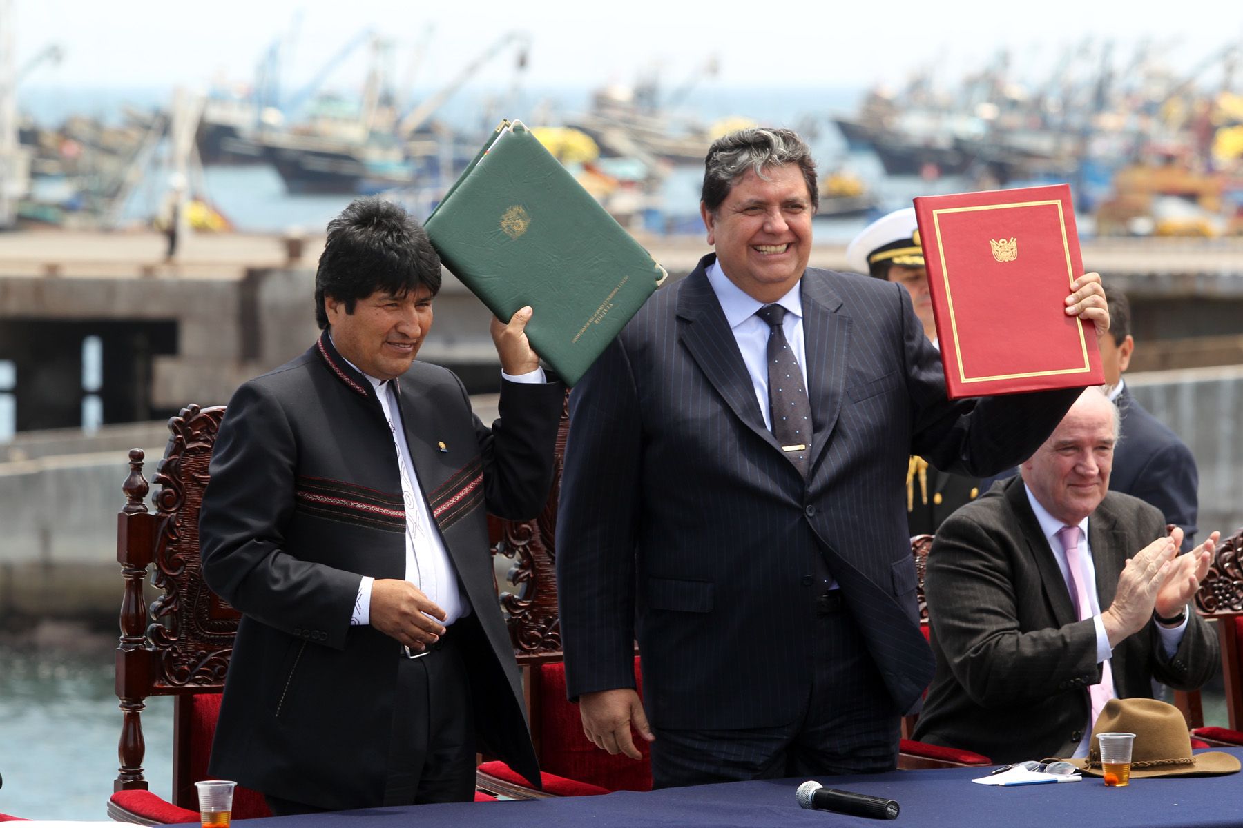 Los mandatarios de Perú, Alan García; y Bolivia, Evo Morales, suscribieron hoy diversos acuerdos en aras de fortalecer la relación bilateral en el puerto de Ilo en Moquegua. 
Foto: ANDINA/Rubén Grández