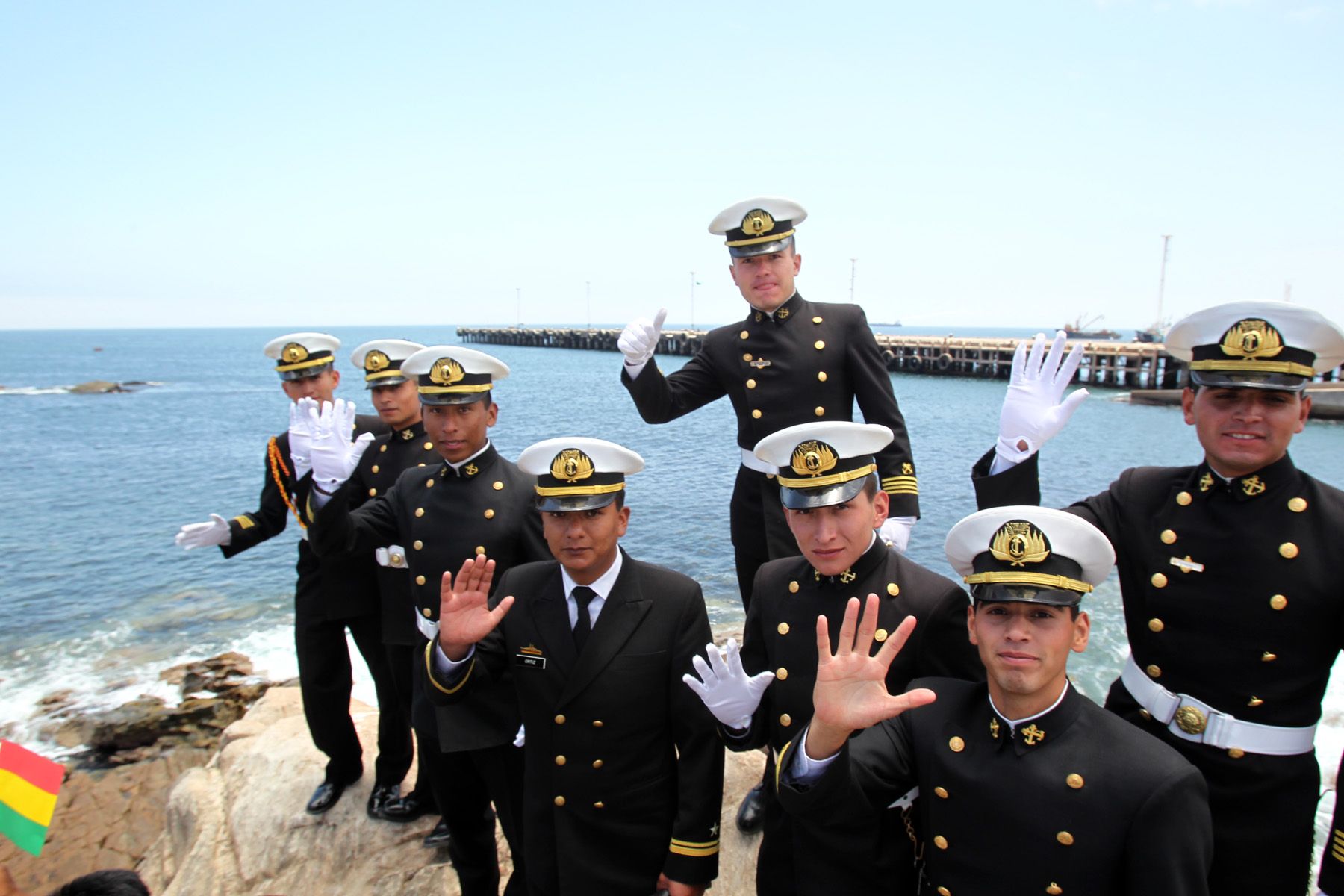 Estudiantes de la Escuela Naval Militar de Bolivia, en el puerto de Ilo en Moquegua.
Foto: ANDINA/Rubén Grández