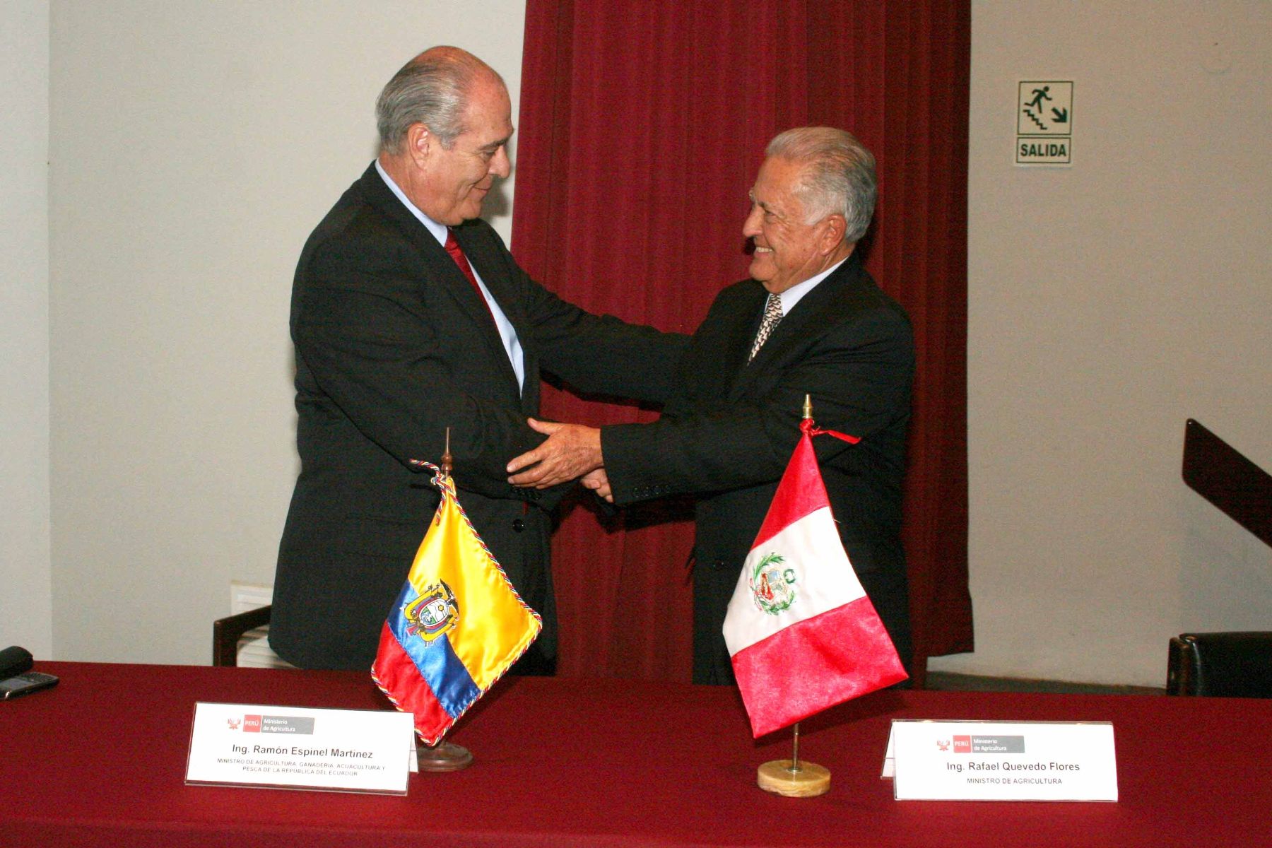 Ministros de Agricultura de Perú, Rafael Quevedo, y de Ecuador, Ramón Espinel.