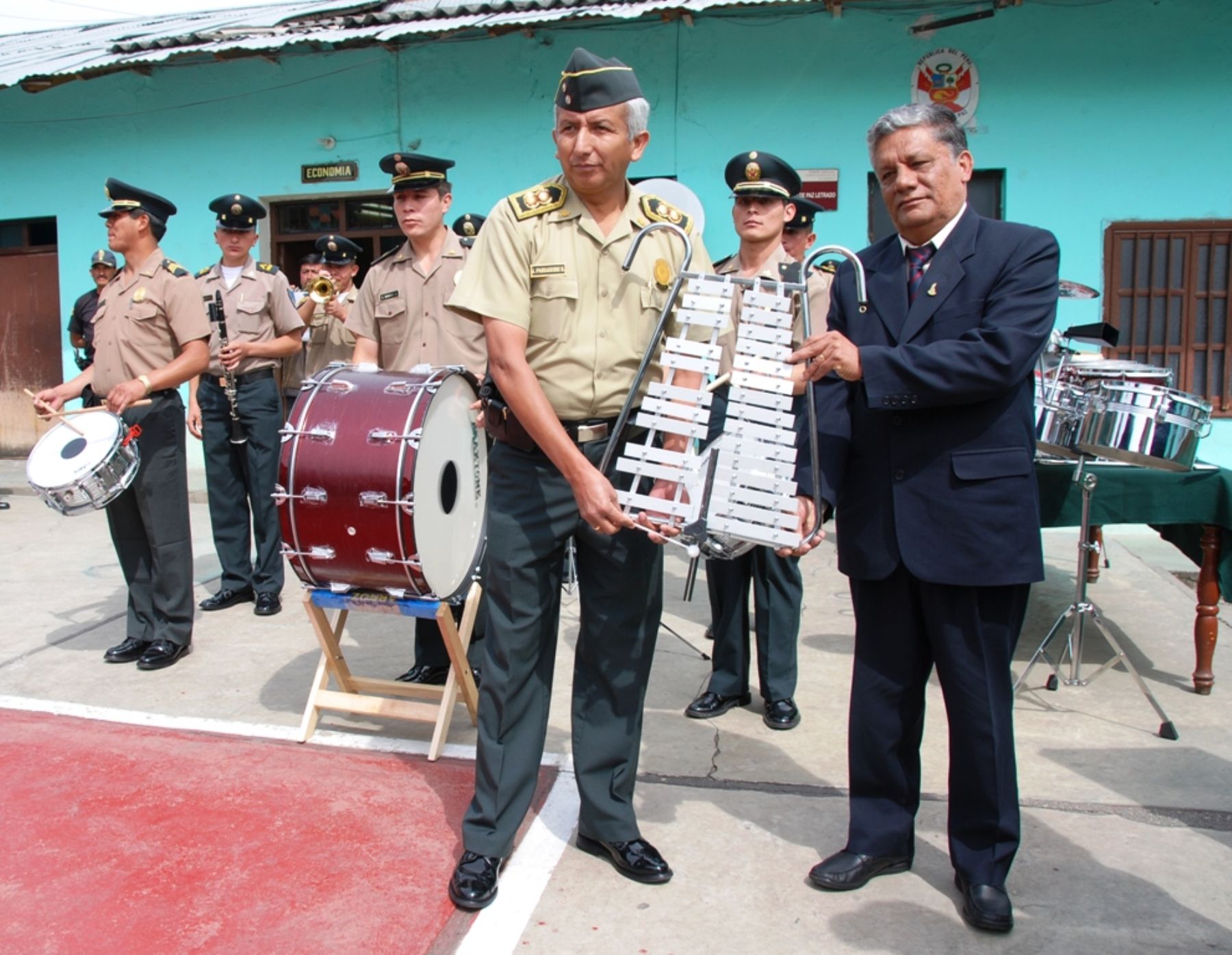 Región Cajamarca dona instrumentos musicales para banda de guerra de la  Policía Nacional | Noticias | Agencia Peruana de Noticias Andina