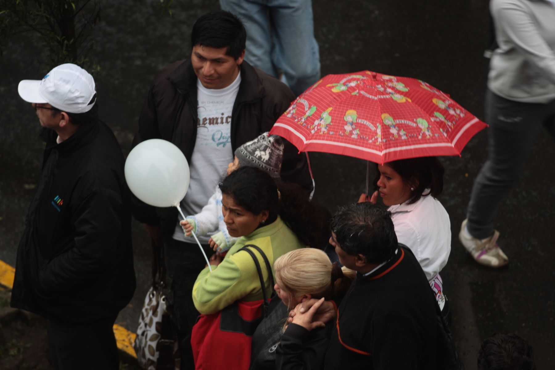 Llovizna incesante en Lima no melló ánimo de fieles que siguen cuarta procesión del Señor de los Milagros. Foto: ANDINA/Juan Carlos Guzmán Negrini.