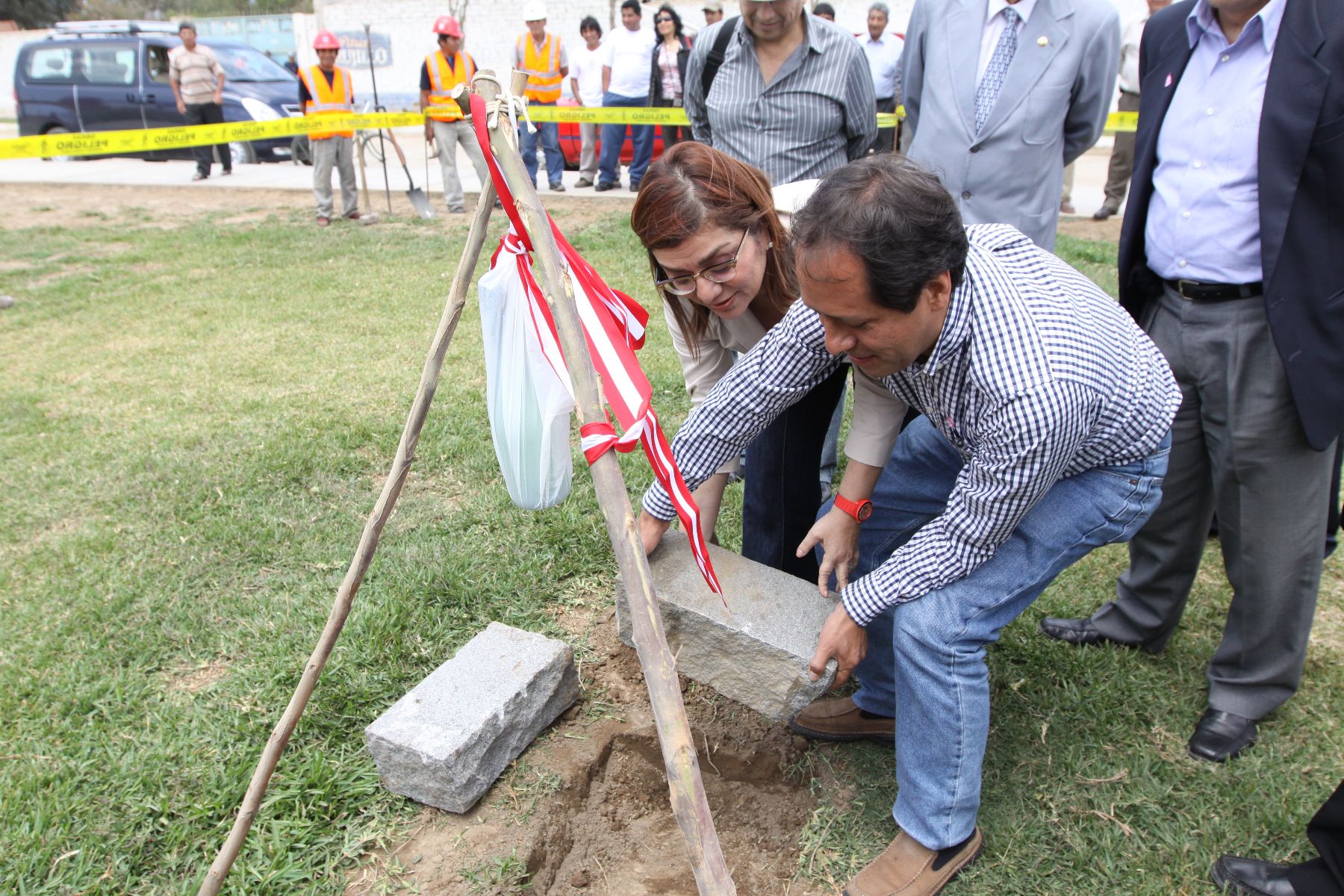 La viceministra de Turismo, Mara Seminario, y director de Plan Copesco Nacional, Edgar Quispe, colocaron la primera piedra del proyecto "Mejoramiento del entorno urbano turístico, plaza principal y vías principales de Magdalena de Cao", en Ascope (La Libertad). Foto: ANDINA / Oscar Paz.