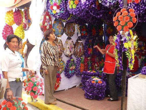 Coronas de papel y tela, confeccionadas por artesanos de Arequipa. Foto: ANDINA/Rocío Méndez.