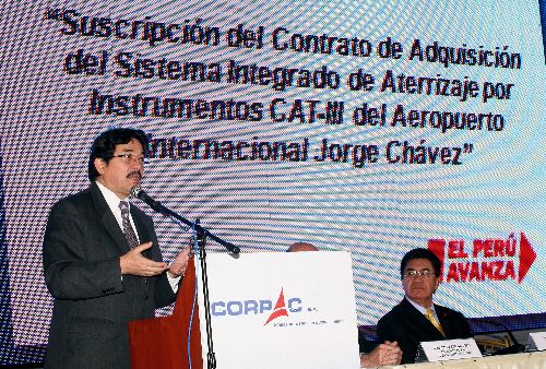 Ministro de Transportes y Comunicaciones, Enrique Cornejo, asistió a  la suscripción del contrato  para la adquisición del Sistema Integrado de Aterrizaje por Instrumentos CAT-III  en Aeropuerto Jorge Chávez. 
Foto: ANDINA/ Víctor Palomino