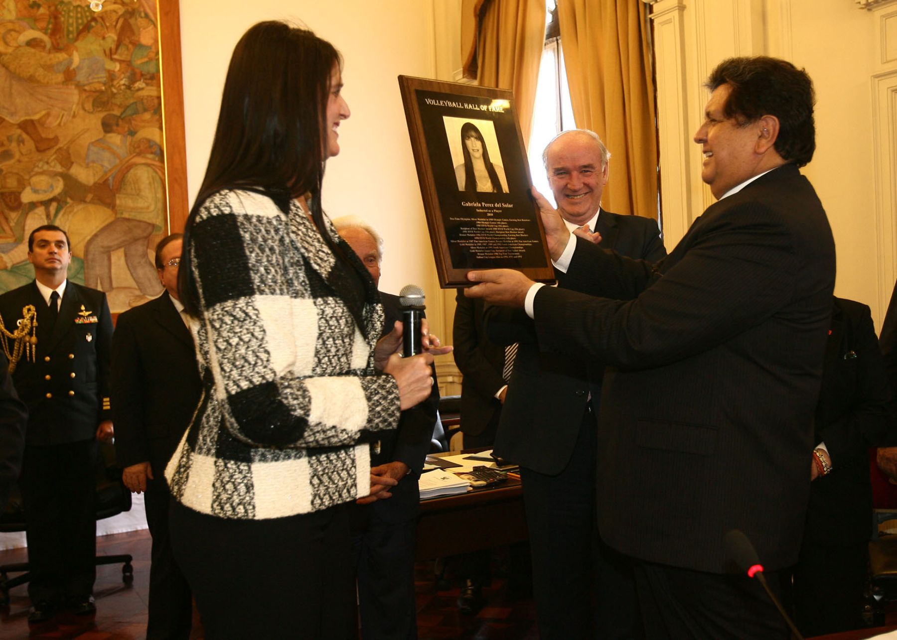 Gobierno condecora a Gaby Pérez del Solar con Orden al Mérito por Servicios  Distinguidos | Noticias | Agencia Peruana de Noticias Andina
