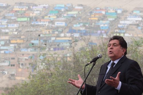 Presidente de la República, Alan García, participa en ceremonia de  entrega de 121 ambulancias del Ministerio de Salud que serán distribuidas a nivel nacional.

Foto: ANDINA/Juan Carlos Guzmán Negrini.