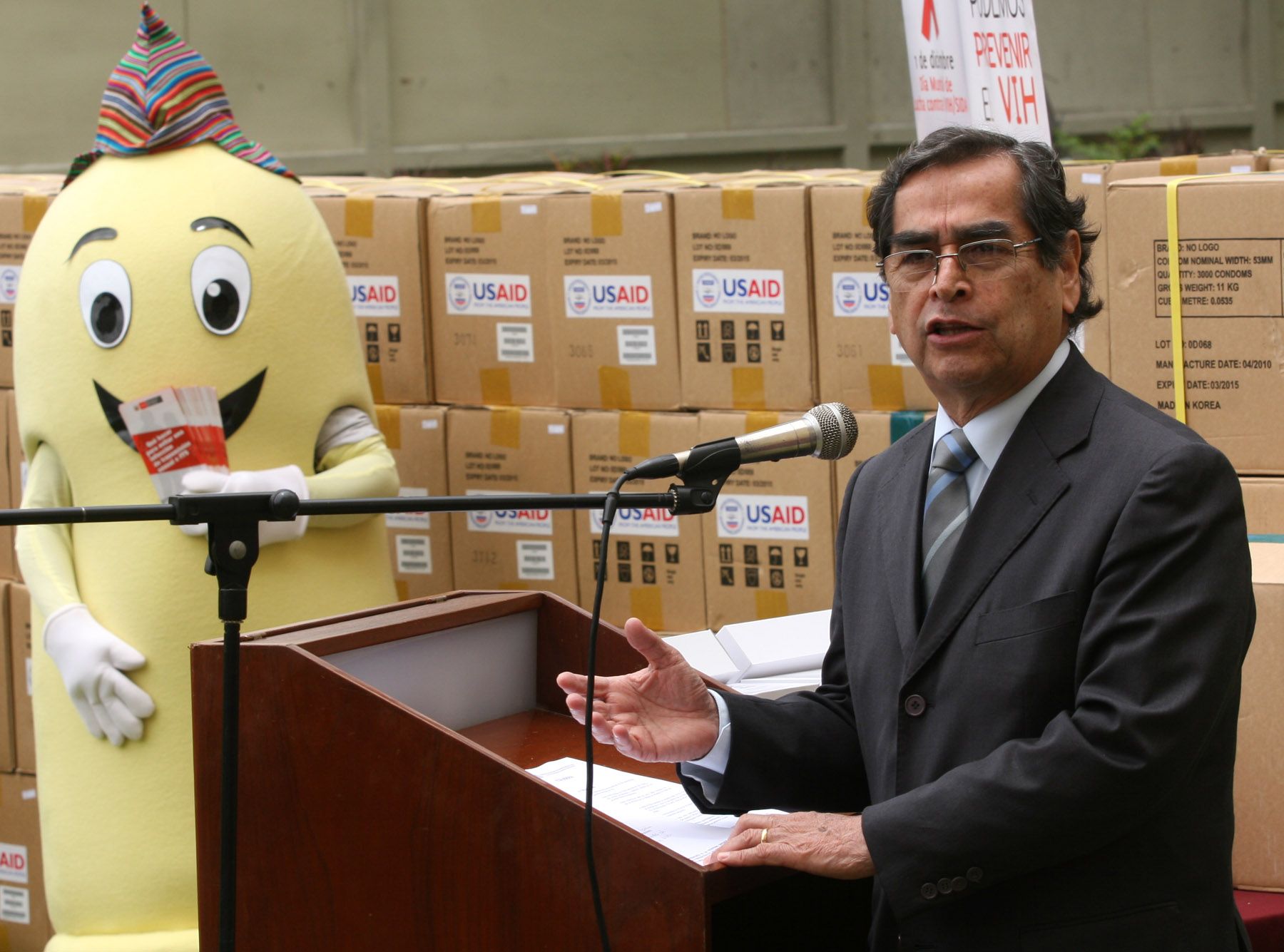 Ministro de Salud, Oscar Ugarte, durante ceremónia de entrega de lote de preservativos a las direciones de salud del país. Foto: ANDINA/Rubén Grández