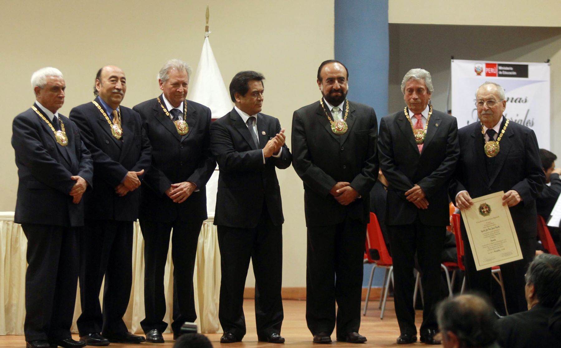 Ministro de Educación, José Antonio Chang, entrega Palmas Magisteriales a destacadas personalidades. Foto: ANDINA/Carlos Lezama.