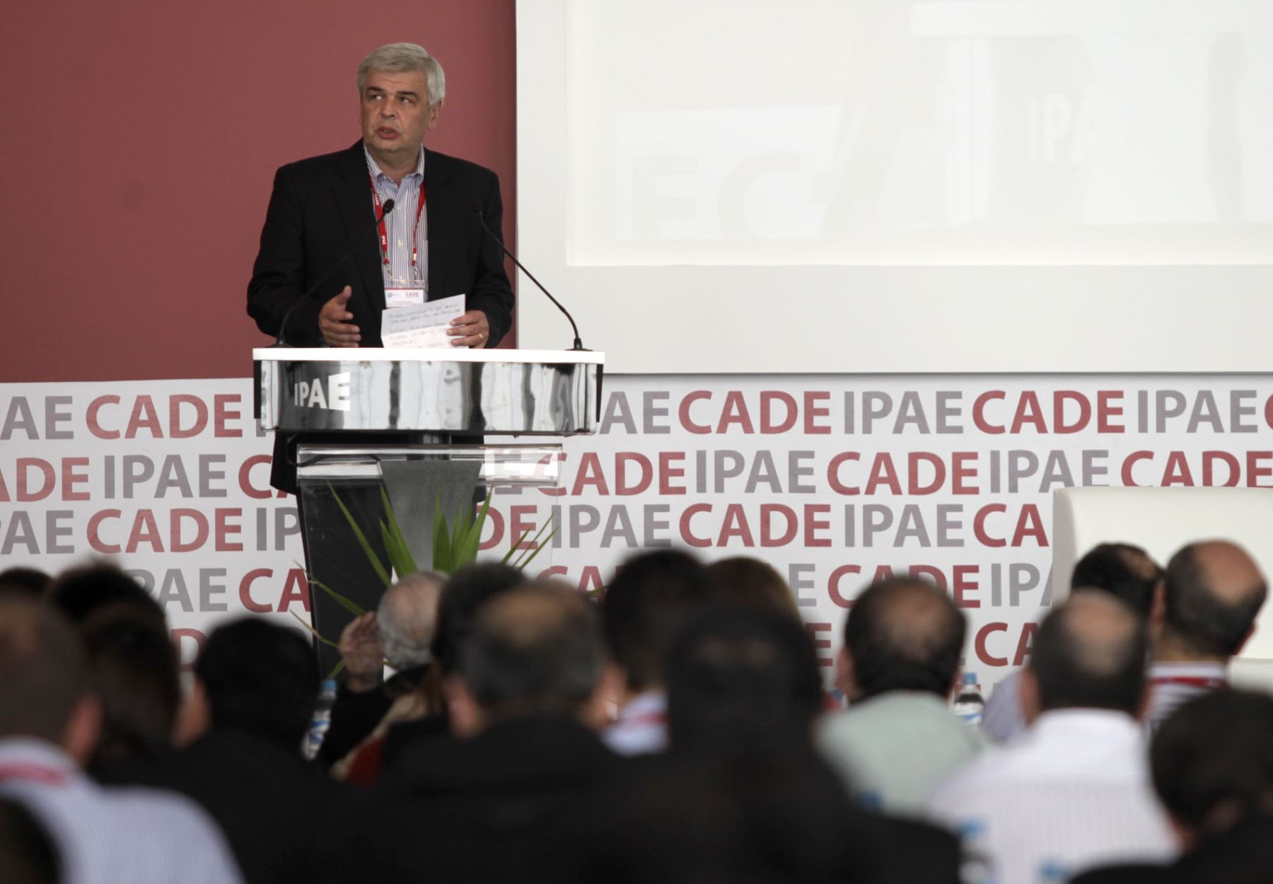 Presidente de CADE 2010, Julio Luque, durante la presentación de la Conferencia Anual de ejecutivos en Urubamba.
 Foto: ANDINA/Alberto Orbegoso