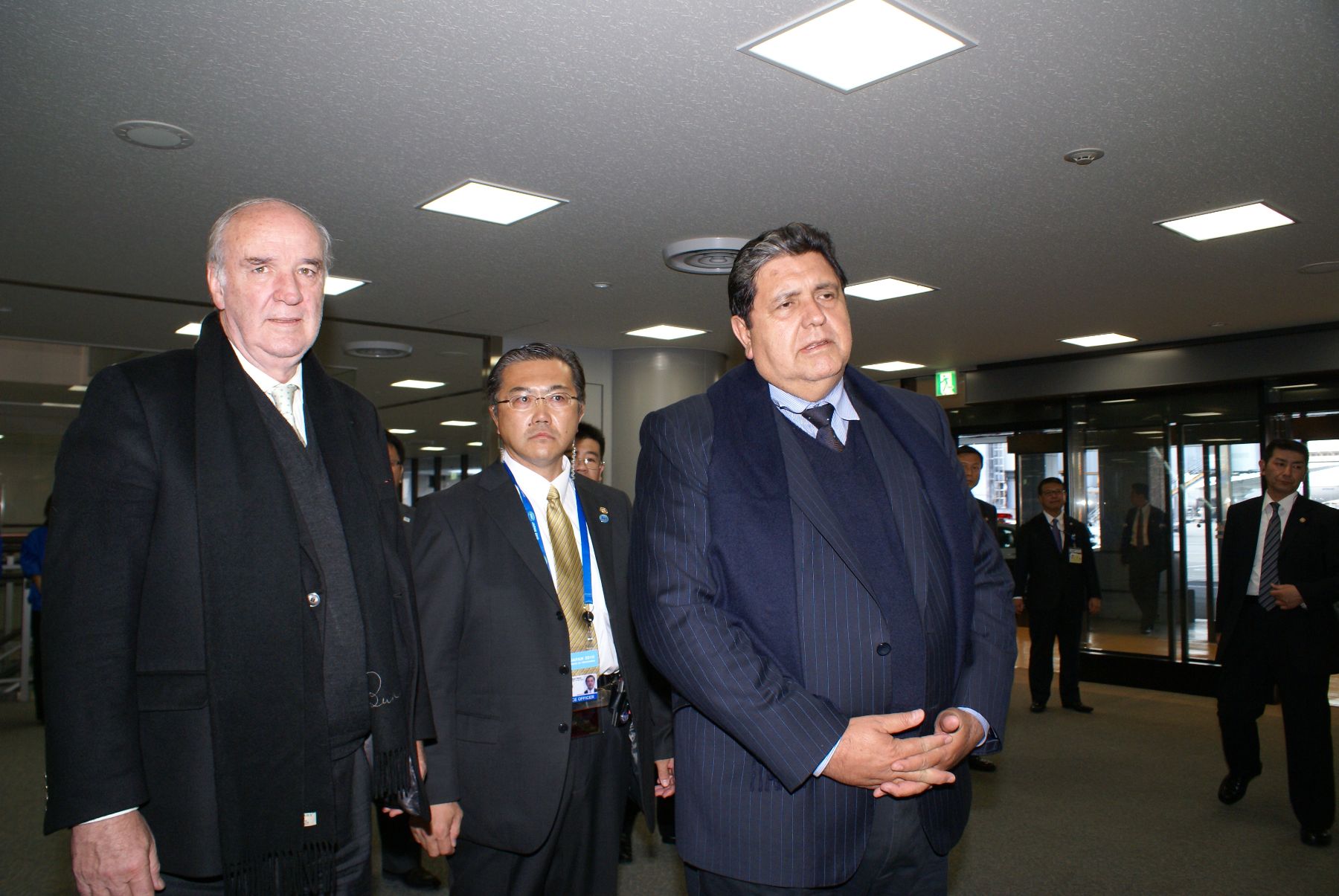 Jefe del Estado, Alan García, junto al canciller José García Belaunde, declara a la prensa local, tras arribar al aeropuerto de Narita para participar en la Cumbre de APEC.