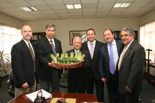 El subsecretario de Asuntos Regulatorios y Marketing del Departamento de Agricultura de los EEUU, Edward Ávalos,  entregó al ministro de Agricultura, Rafael Quevedo, la certificación para la promoción bilateral de la palta Hass  en Estados Unidos.
 Foto: ANDINA / Mingra
