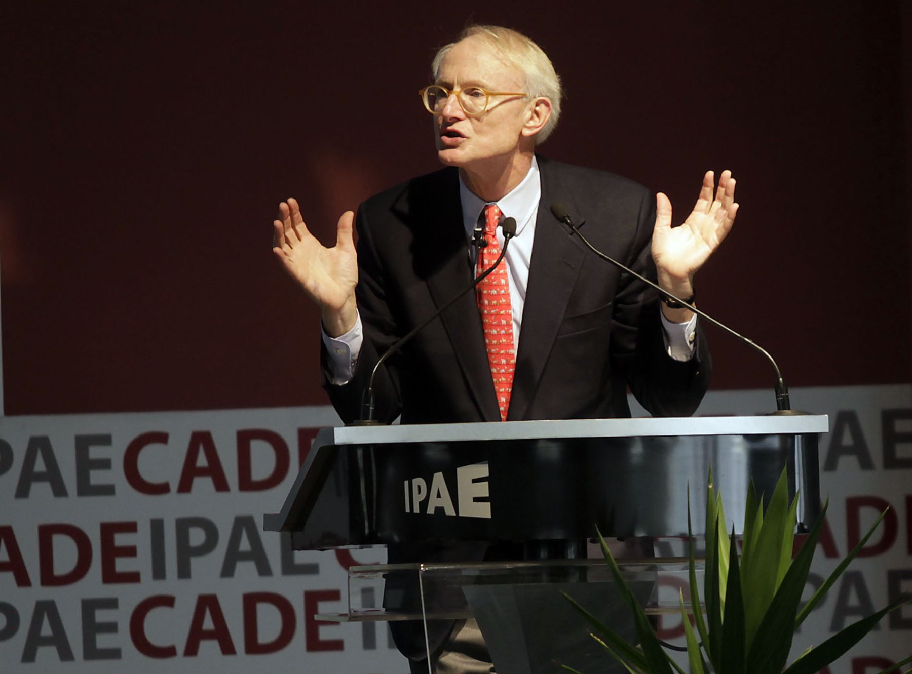 Michel Porter, profesor de la Escuela de Negocios de Harvard, expone  en la Conferencia Anual de Ejecutivos CADE 2010, que se realiza en la ciudad de Urubamba. 
Foto: ANDINA/Alberto Orbegoso