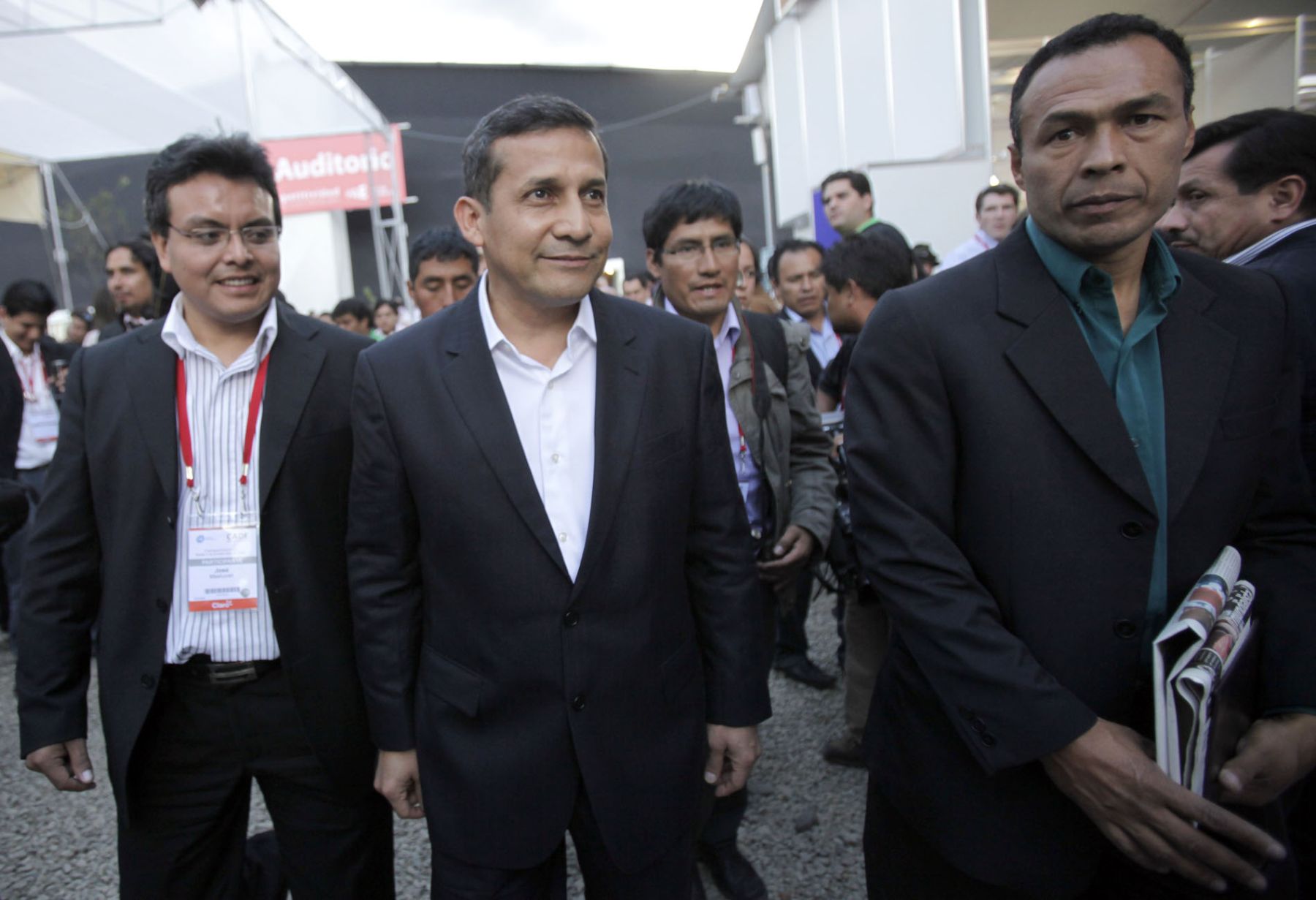 Salida del precandidato a la presidencia, Ollanta Humala, de la sala de expositores de la Conferencia Anual de Ejecutivos 2010, que se realiza en la ciudad de Urubamba.  Foto: ANDINA/Alberto Orbegoso