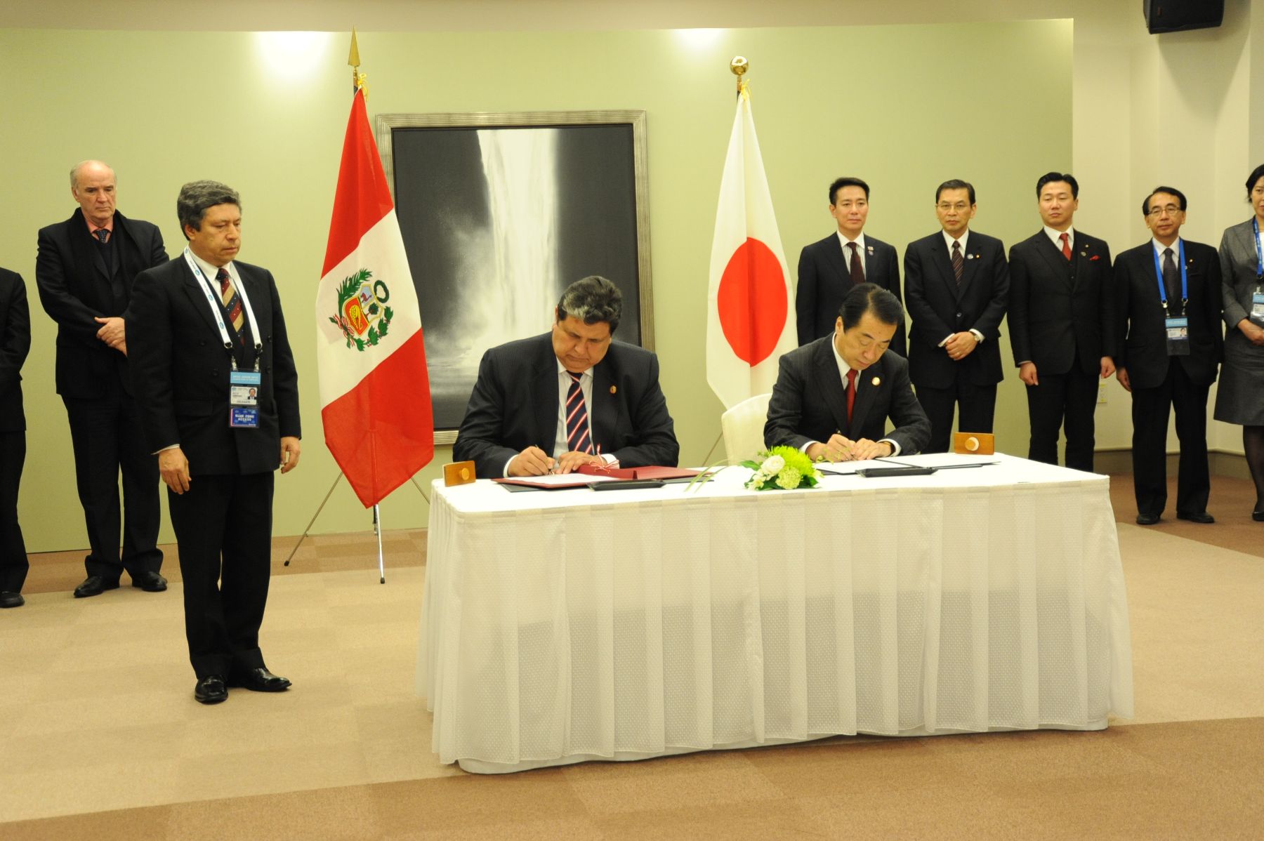 Presidente Alan García y primer ministro de Japón, Naoto Kan, suscriben la Declaración que oficializa el término de las negociaciones del tratado de libre comercio entre sus respectivos países.