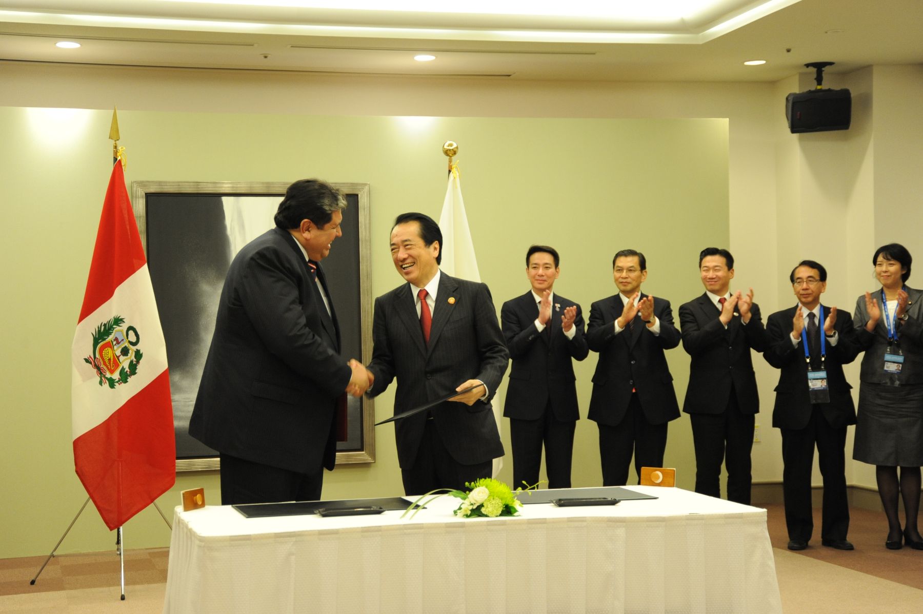 Presidente Alan García y primer ministro de Japón, Naoto Kan, se saludan luego de firmar Declaración que oficializa cierre de negociaciones para un TLC entre ambos países.
