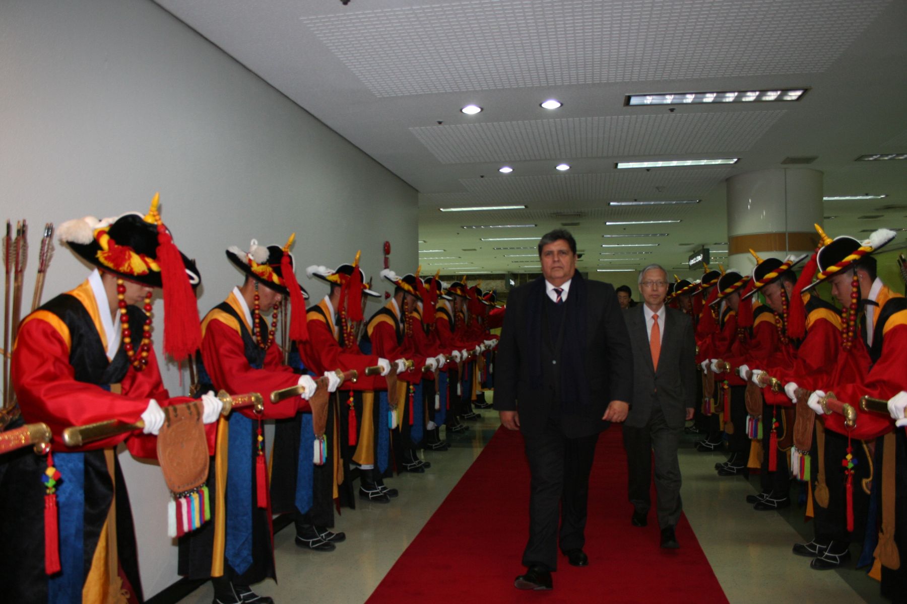 Presidente Alan García junto al viceministro de Relaciones Exteriores de Corea, Shin Kak-soo. Foto Andina. Fabián Vallas.