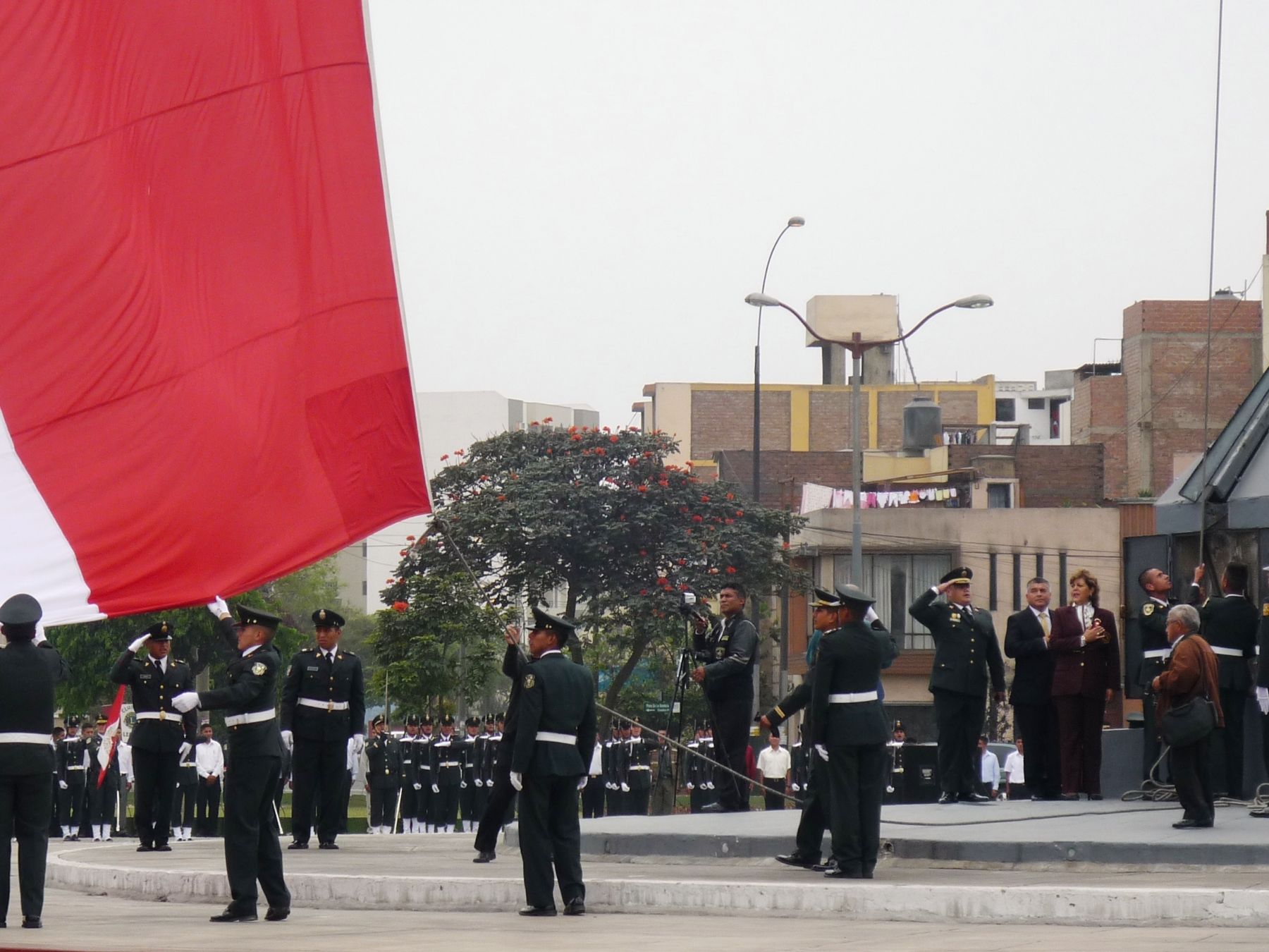 Rotarios de Lima y Callao rinden homenaje a la Bandera Nacional en ...