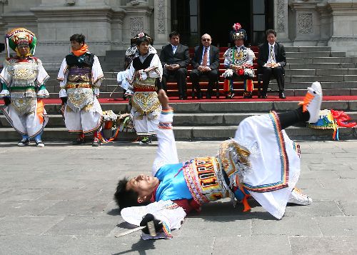 Danzantes de tijeras en el Patio de Honor de Palacio de Gobierno. Foto: Sepres.