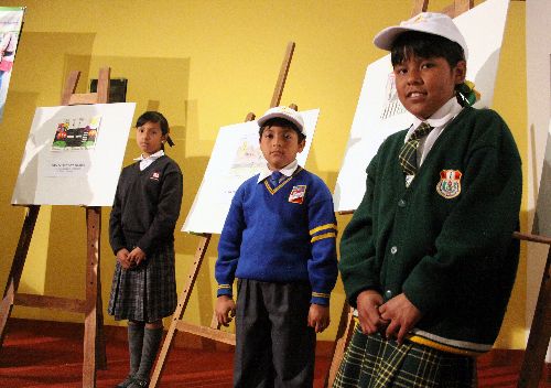 Ganadores del concurso de dibujo y pintura "Cuidemos la vida" organizado por el ministerio de Educación y la Asociación Luz Ambar.Foto: ANDINA/Jessica Vicente