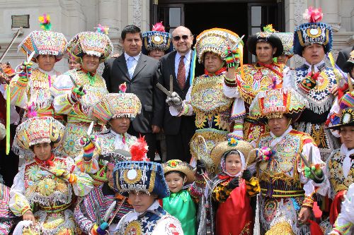 Ministro de Cultura, Juan Ossio Acuña, junto con danzantes de tijeras en el Patio de Honor de Palacio de Gobierno. Foto: Ministerio de Cultura.