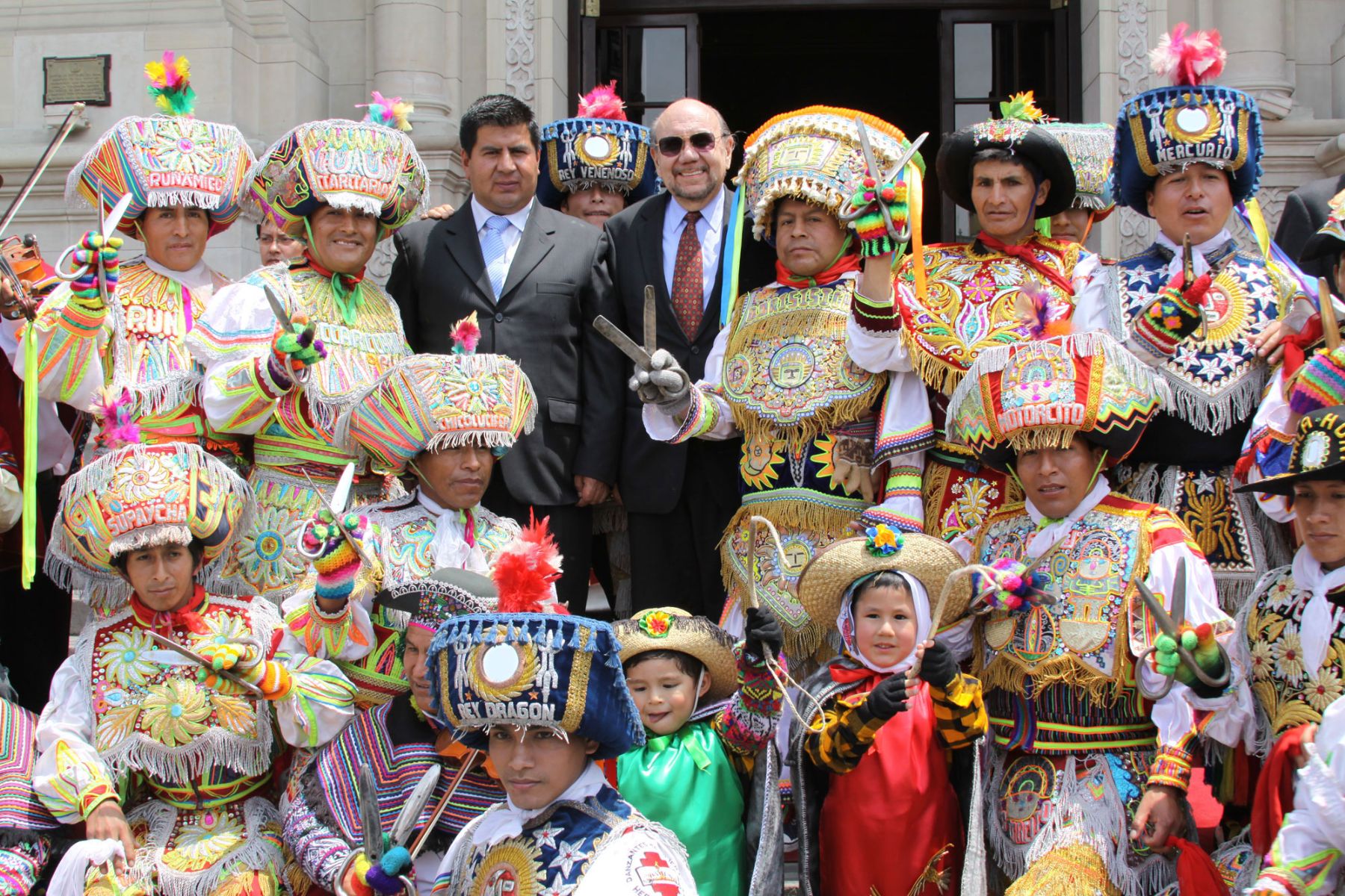 Ministro de Cultura, Juan Ossio Acuña, junto con danzantes de tijeras en el Patio de Honor de Palacio de Gobierno. Foto: Ministerio de Cultura.