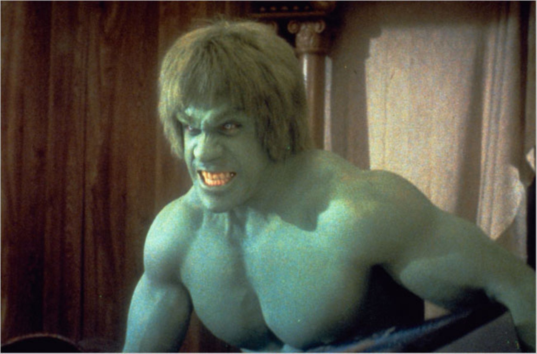 Lou Ferrigno interpretando a Hulk.