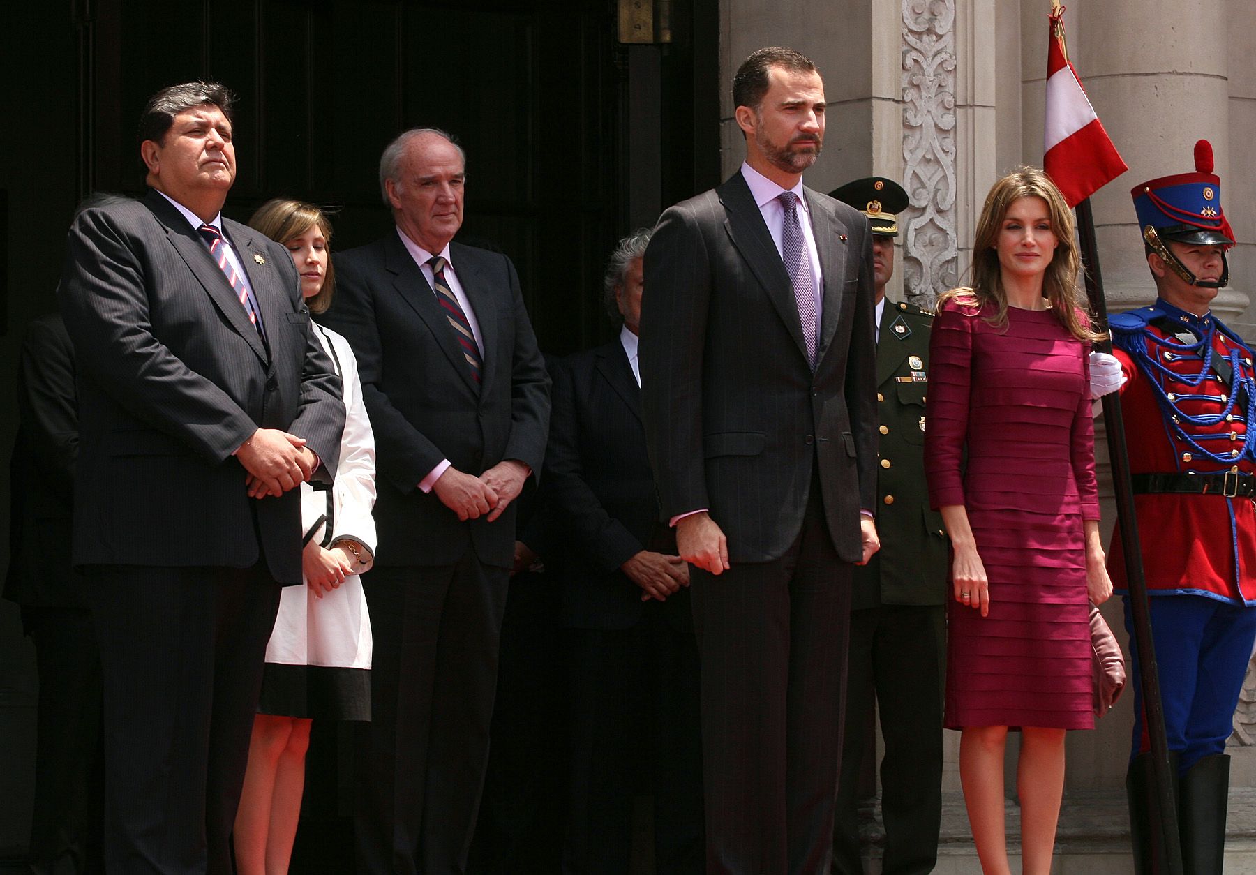 El Presidente Alan García y su hija Josefina despiden a los Principes de Asturias, Felipe de Borbón y Letizia Ortiz, a su salida de Palacio de Gobierno. Foto: ANDINA/ Rubén Grández