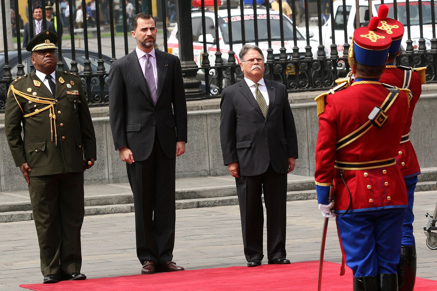 El Principe de Asturias, Felipe de Bordón, recibe honores a su llegada a Palacio de Gobierno. Foto: ANDINA/ Rubén Grández