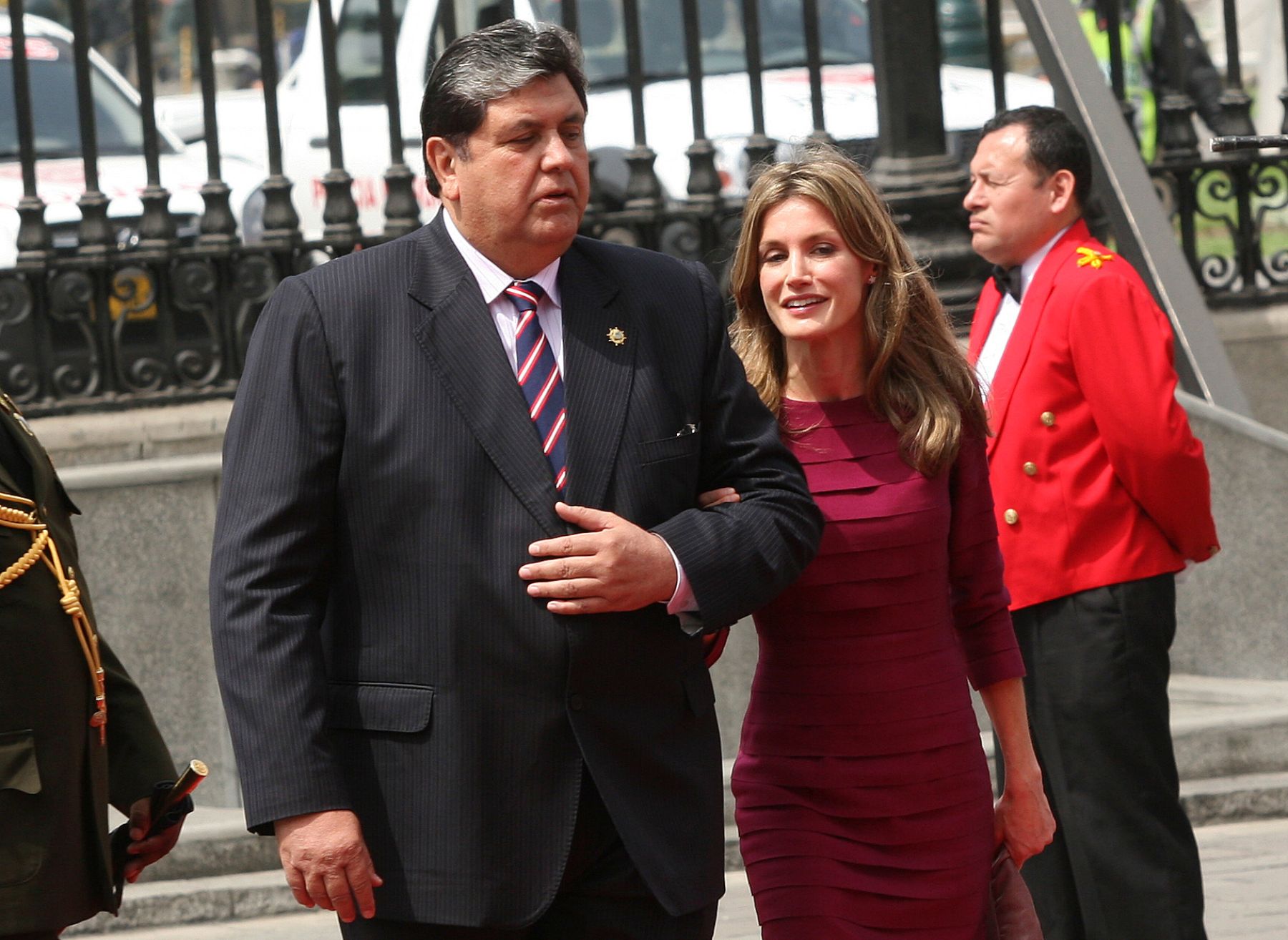 El Presidente Alan García lleva del brazo a la Princesa de  Asturias, Leticia Ortiz, en el Patio de Honor de Palacio de Gobierno. Foto: ANDINA/Rubén Grández