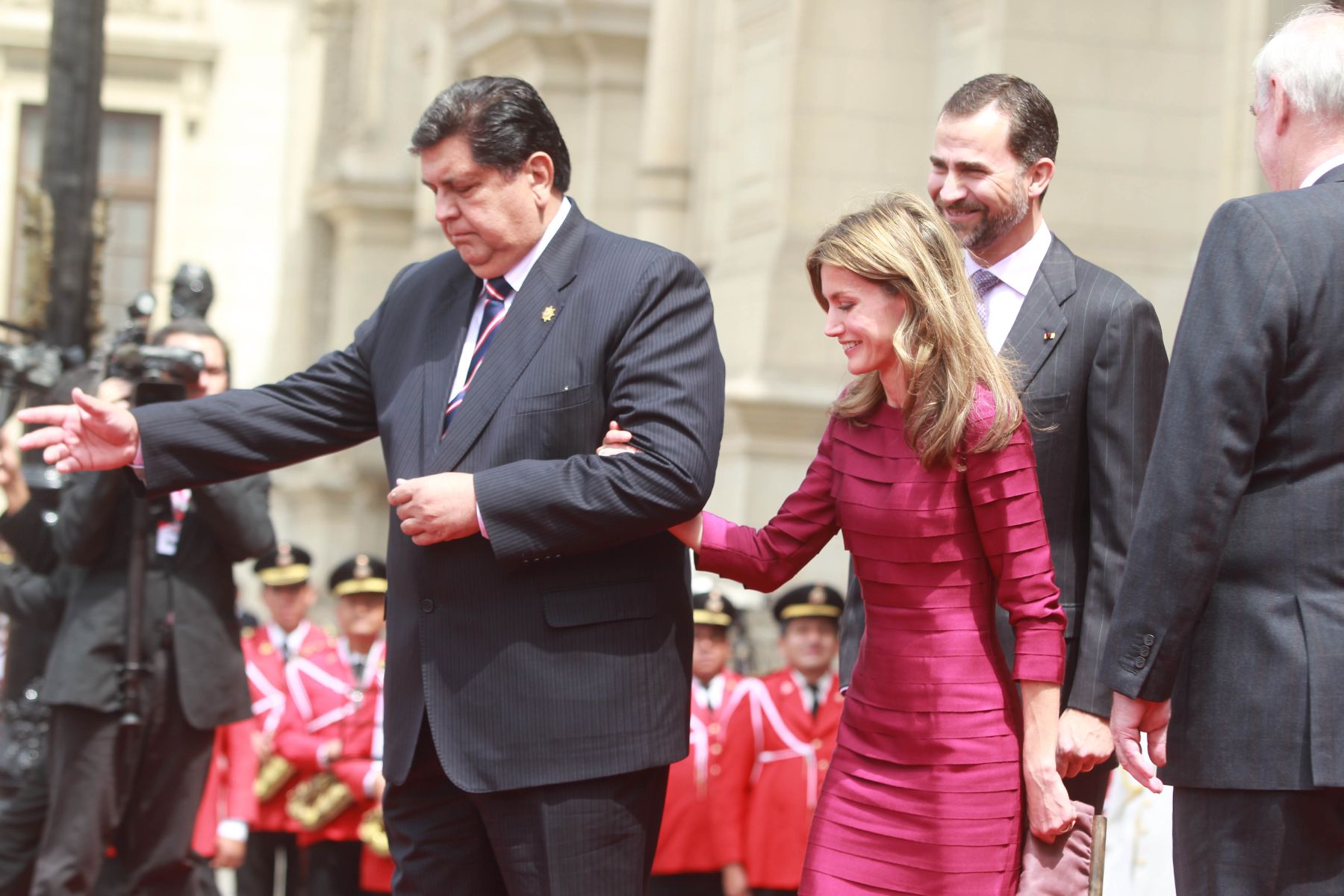 El Presidente Alan García lleva del brazo a la Princesa de  Asturias, Letizia Ortiz, en el Patio de Honor de Palacio de Gobierno. Foto: ANDINA/ Piero Vargas