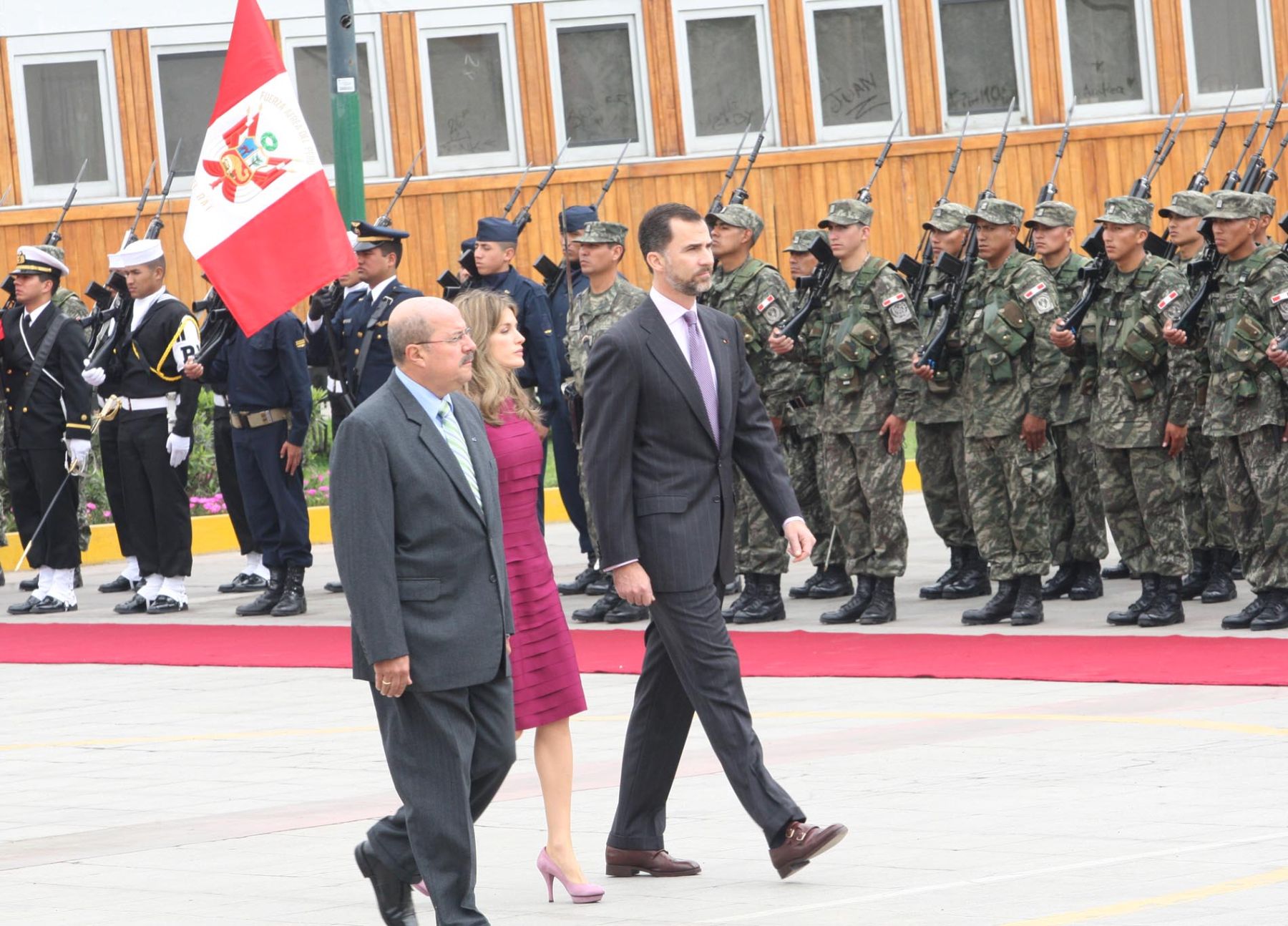 Los príncipes de Asturias, Felipe de Borbón y Letizia Ortiz, llegan a colocar ofrenda floral ante el monumento de los Precursores y Próceres de la Independencia de Perú. Foto: ANDINA/Norman Córdova.