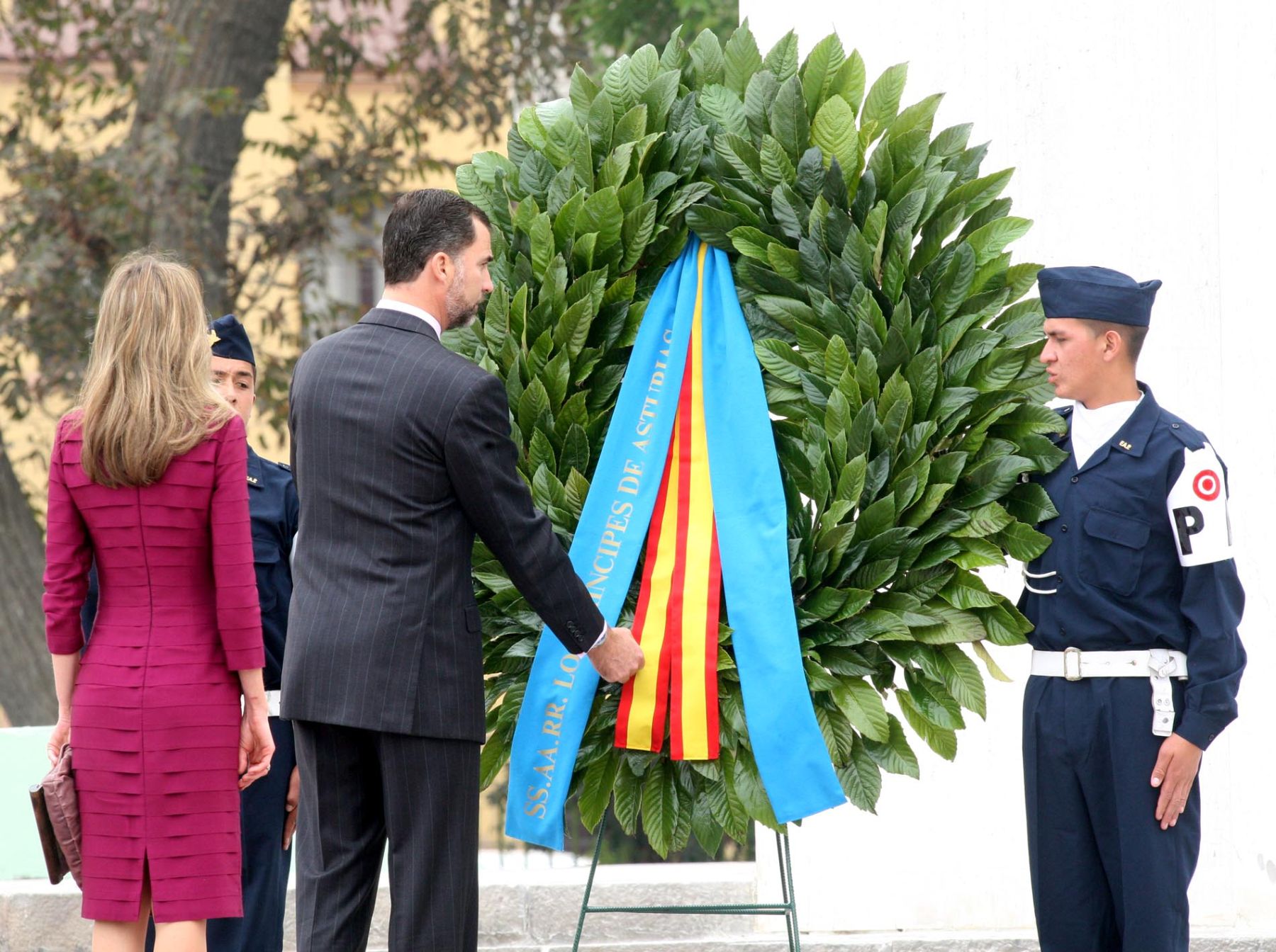 Los príncipes de Asturias, Felipe de Borbón y su esposa, Letizia Ortiz, colocan ofrenda floral ante el monumento de los Precursores y Próceres de la Independencia de Perú, en el distrito de Jesús María. Foto: ANDINA/Norman Córdova.