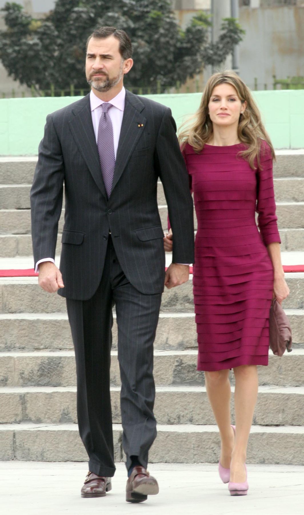 Los príncipes de Asturias, Felipe de Borbón y su esposa, Letizia Ortiz, tras colocar ofrenda floral ante el monumento de los Precursores y Próceres de la Independencia de Perú, en el distrito de Jesús María. Foto: ANDINA/Norman Córdova.