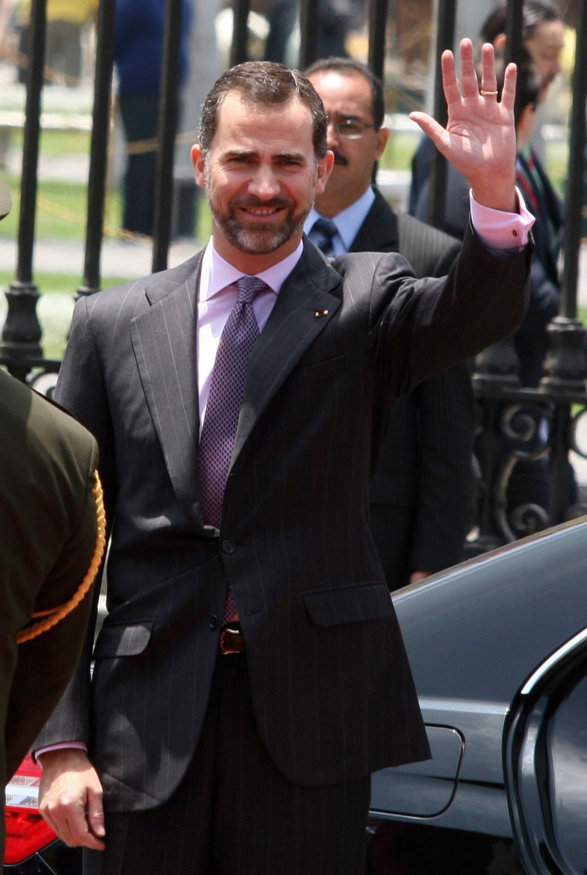 El Principe de Asturias, Felipe de Borbón se despide a su salida de Palacio de Gobierno. 
Foto: ANDINA/ Rubén Grández