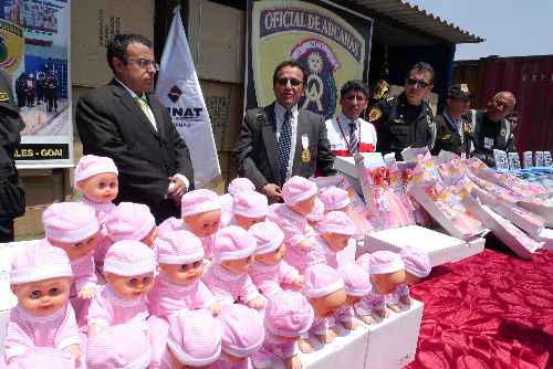 Personal de Aduanas y Fiscalía decomisaron esta mañana tres toneladas de juguetes traídos irregularmente al país. Foto: ANDINA/Josimar Cóndor.