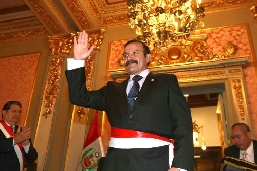 El presidente de la República, Alan García Pérez, tomó juramento ayer al nuevo ministro del Interior, general de la Policía Nacional Miguel Hidalgo Medina, quien reemplaza en el cargo al renunciante Fernando Barrios.Foto: Sepres .