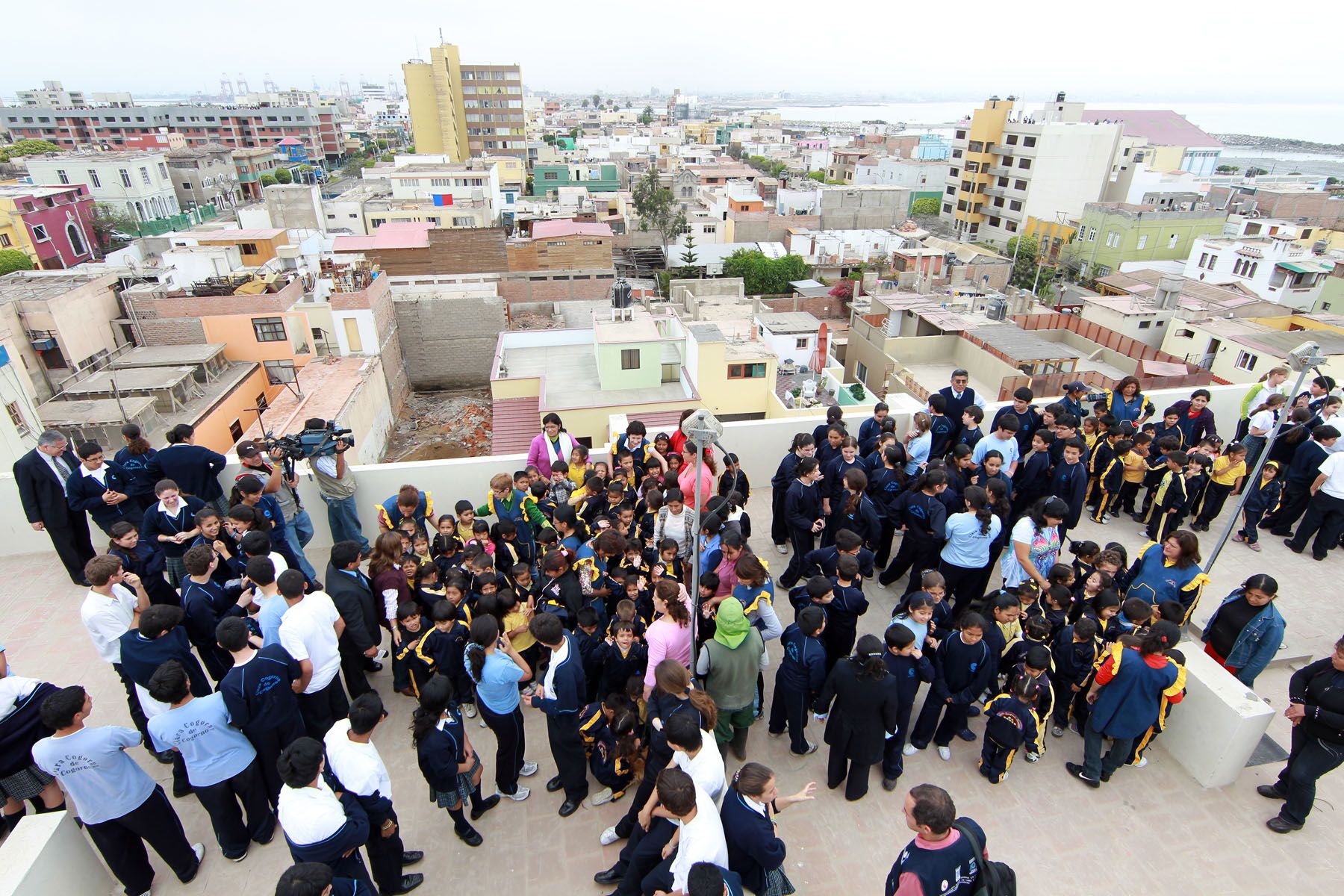 Escolares de colegios de la Punta, suban a los techos de edificios durante el  Simulacro de Sismo y Tsunami realizado esta mañana en el Callao. 
Foto: ANDINA/ Carlos Lezama.